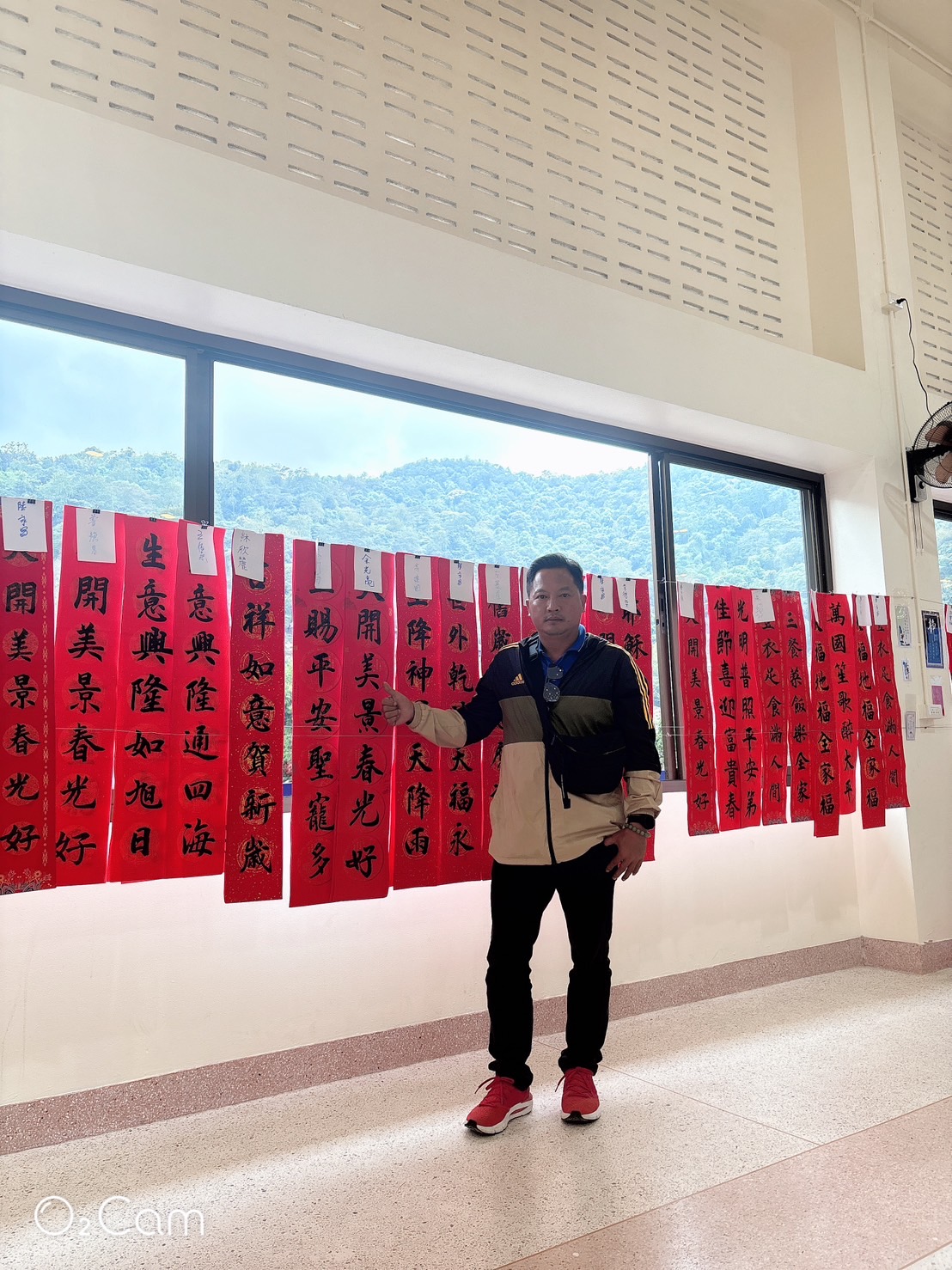 分送春聯給現場師生