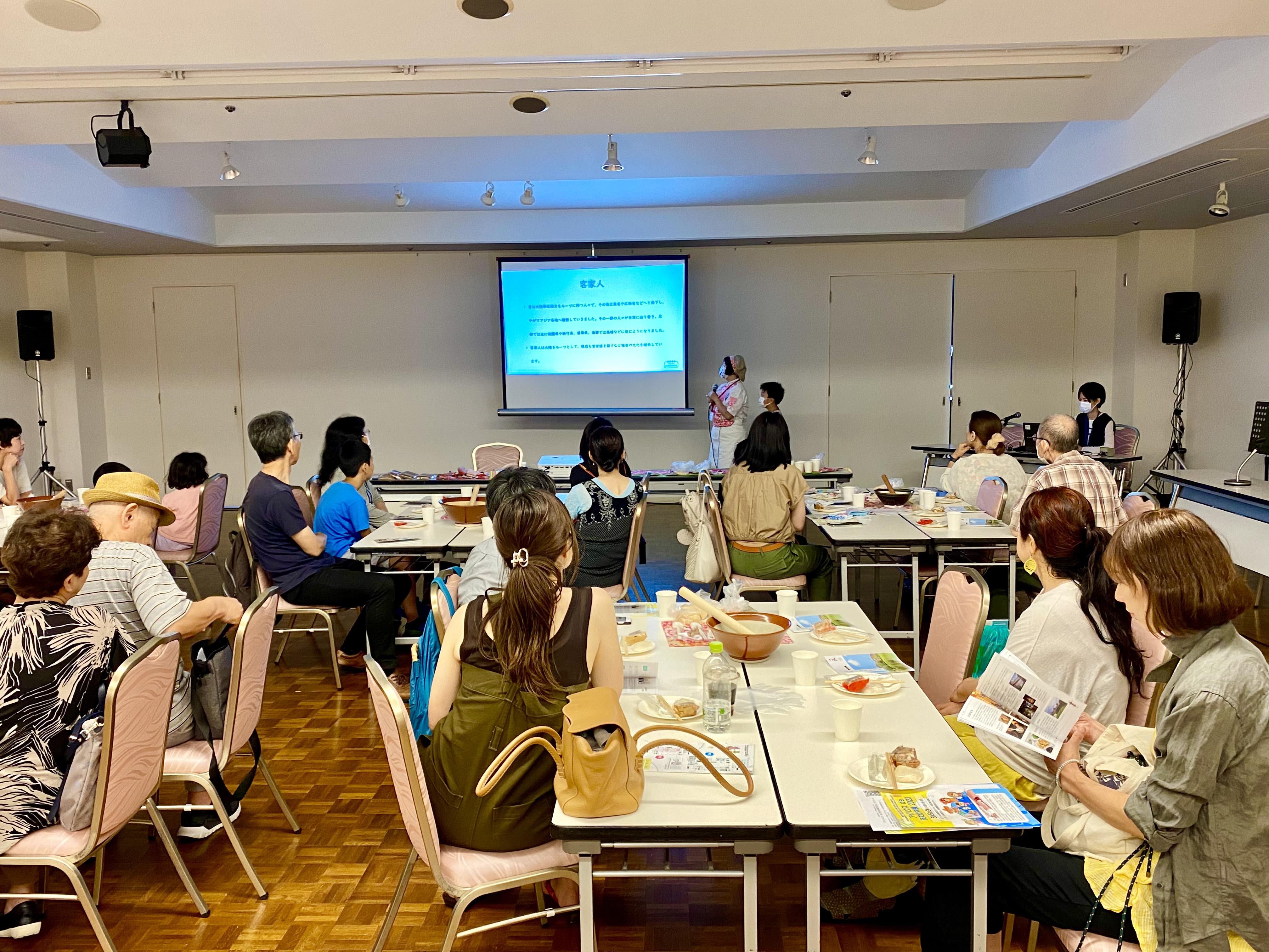 陳洳豔校長跟大家解說客家文化