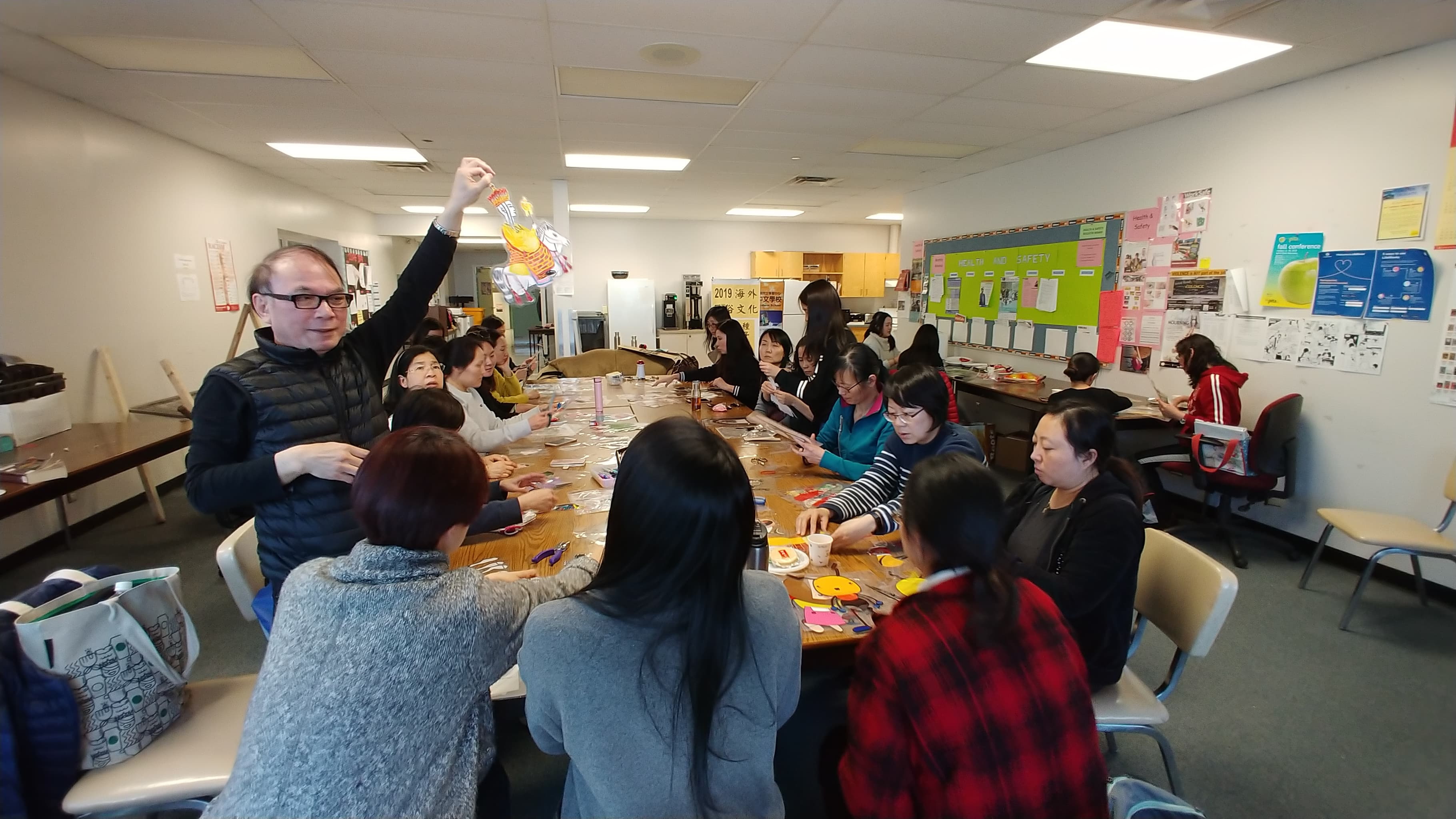 賴飛鍾校長解說皮影戲偶製作要領