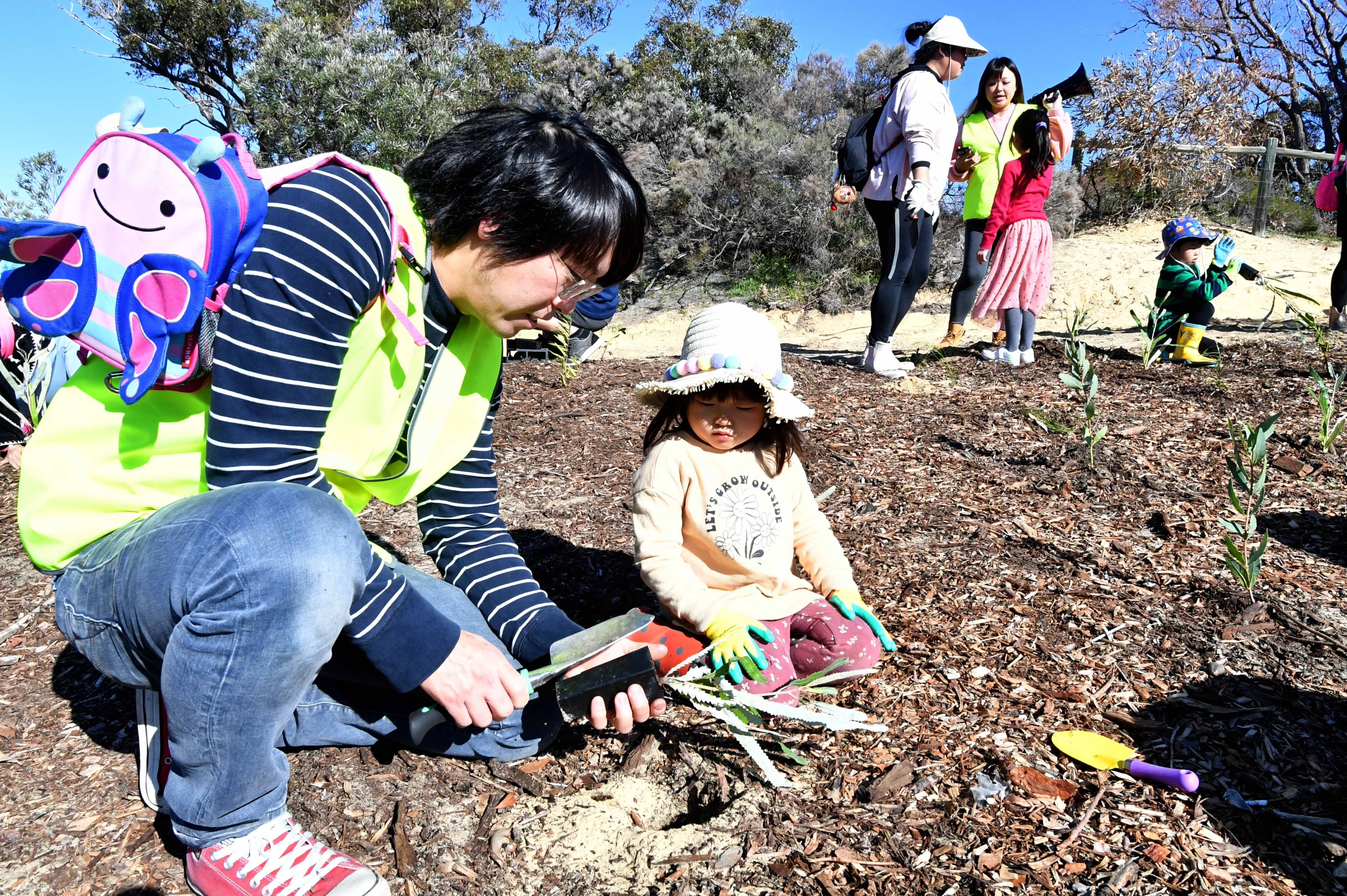 家長與學生一同植樹