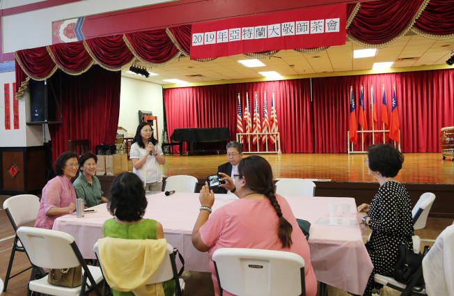 傅瑾玲(站立者)致詞感謝所有老師們的辛勞。(記者張蕙燕／攝影)