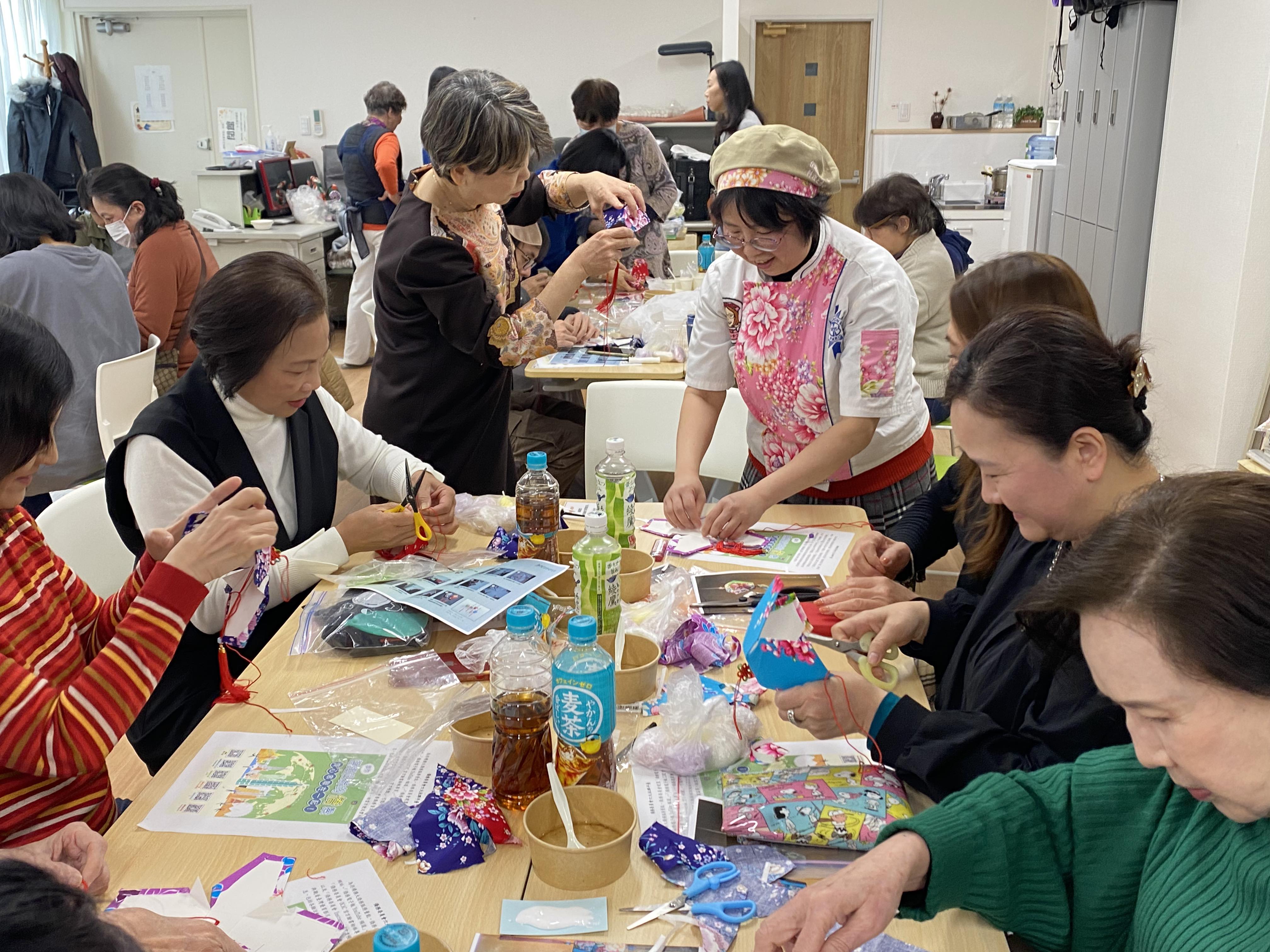 指導大家製作客家花布天燈