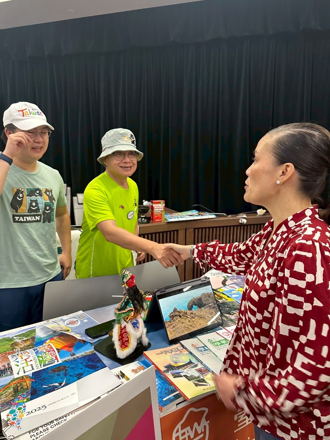 校長林樹強博士(Dr. John Lin)與市長Mayor Jones 握手合影