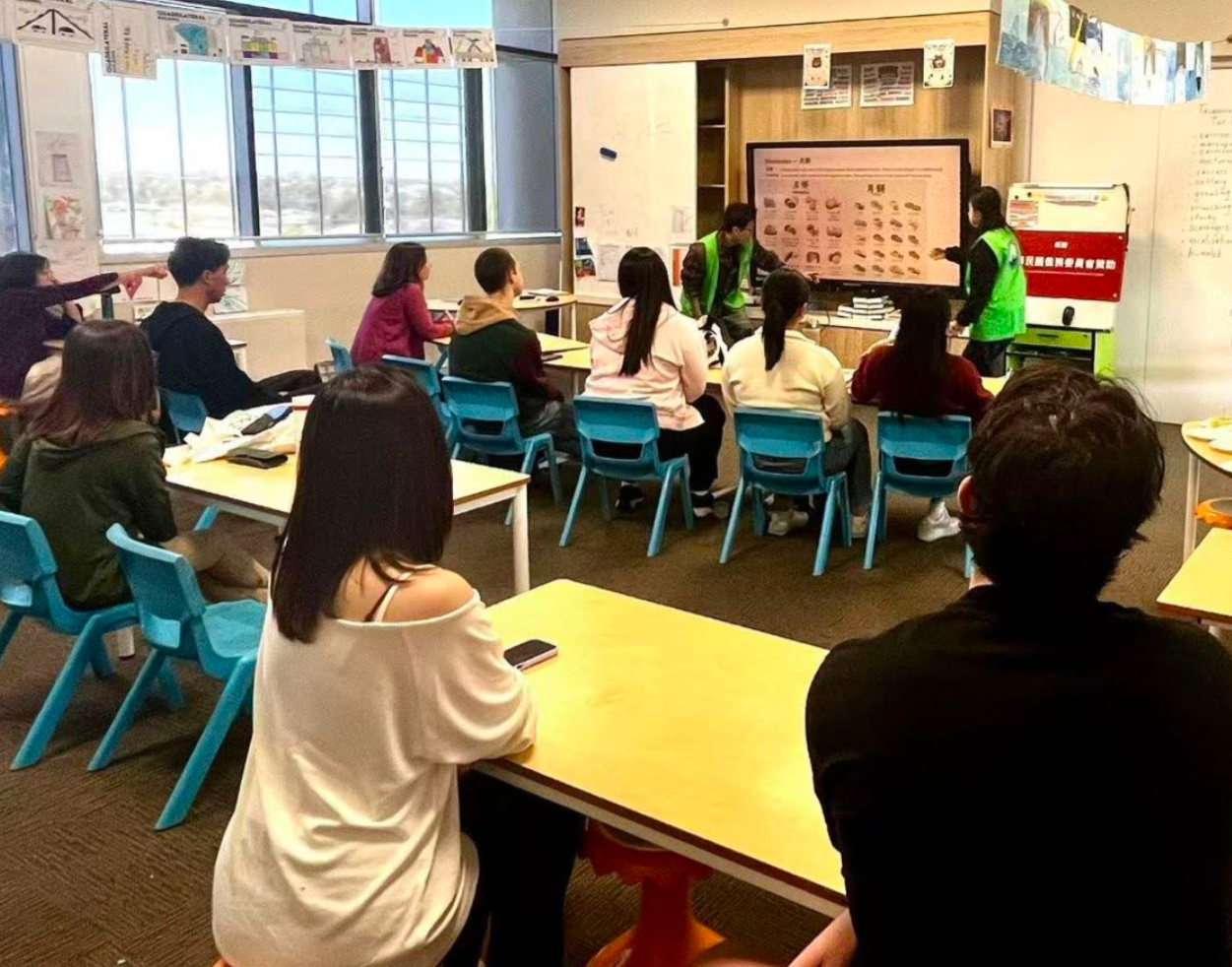 學員專注聆聽講師解析月餅分類及「外酥內軟」、「皮薄餡豐」等進階文化詞彙。 