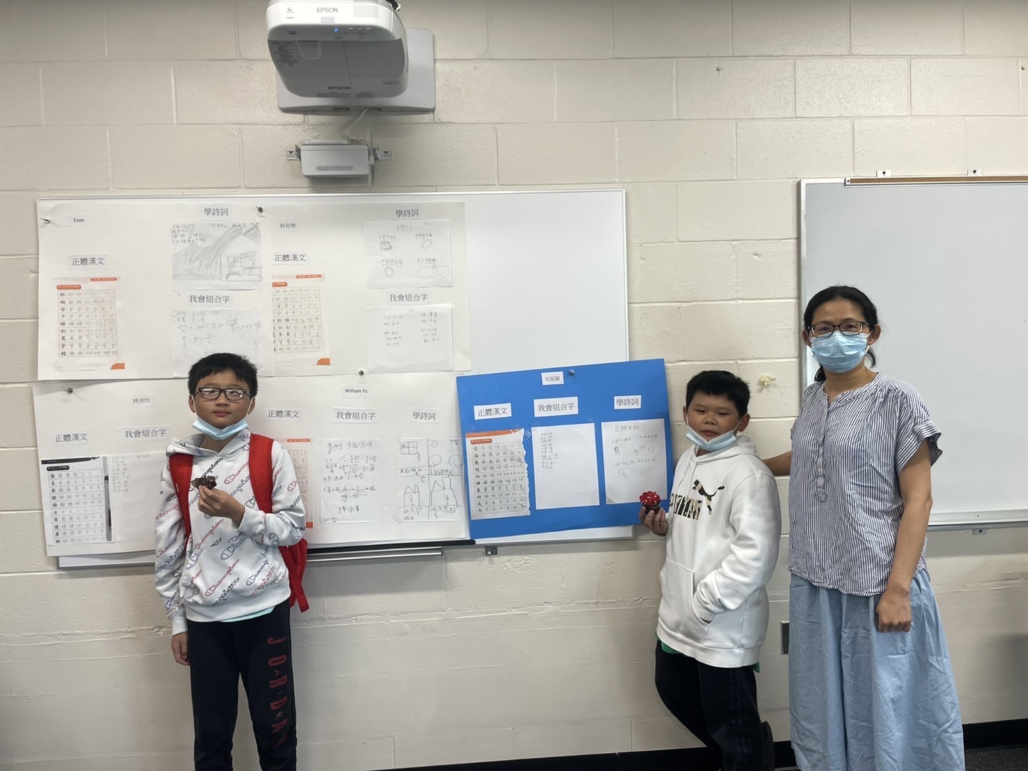 國小高年級組學生與作品合照