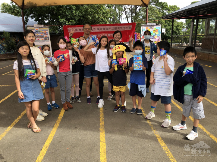 簡明輝校長與師生合影