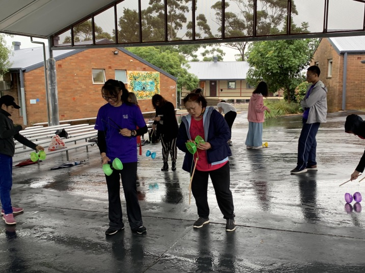 老師們認真專心練習