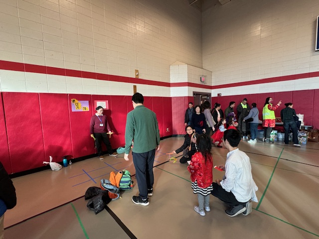 新春遊園會遊戲攤位之一喜從天降。