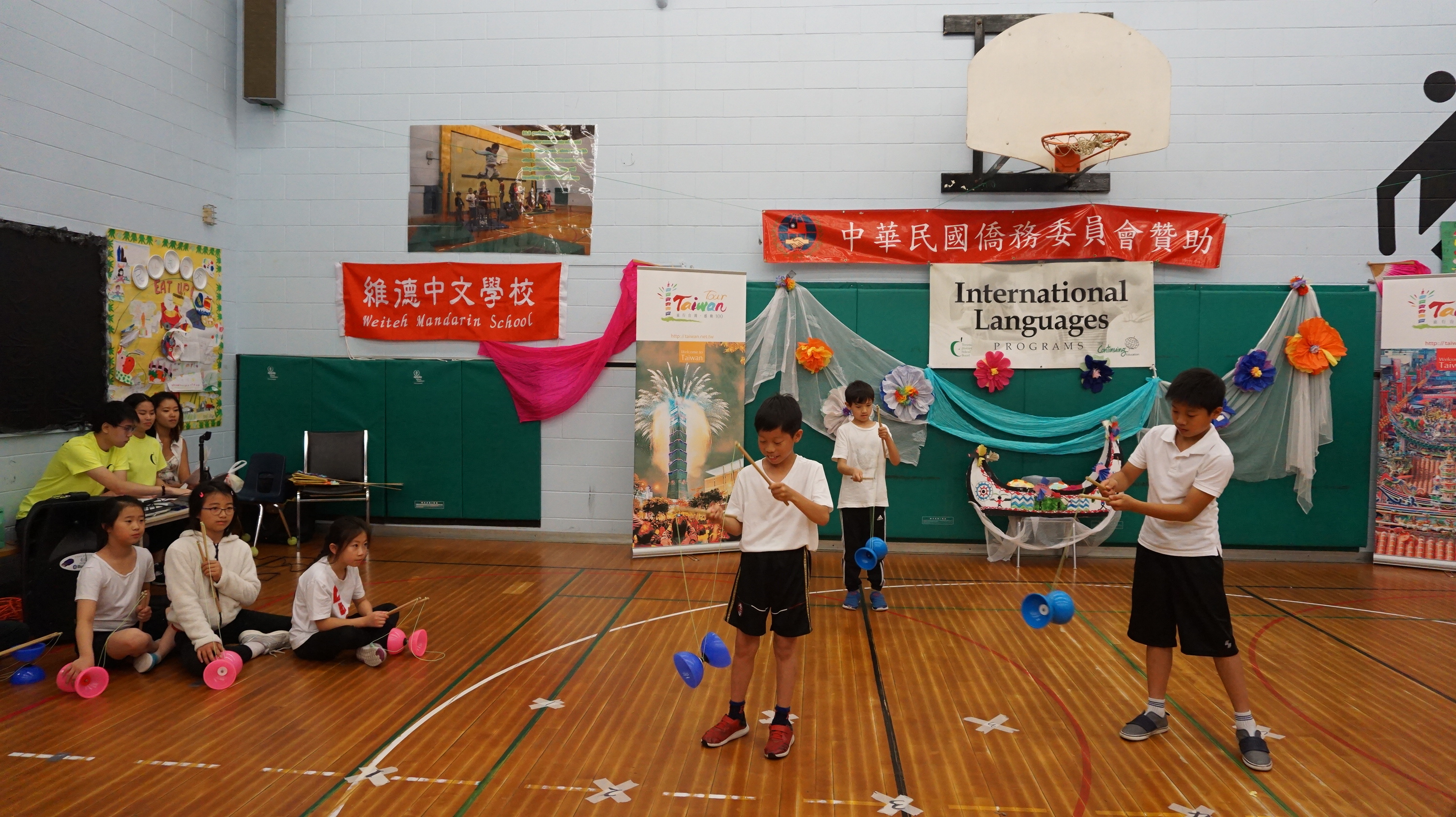 夏令營學員扯鈴表演。