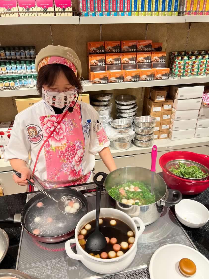 陳洳豔老師細心講解客家鹹湯圓及甜湯圓的製作方法