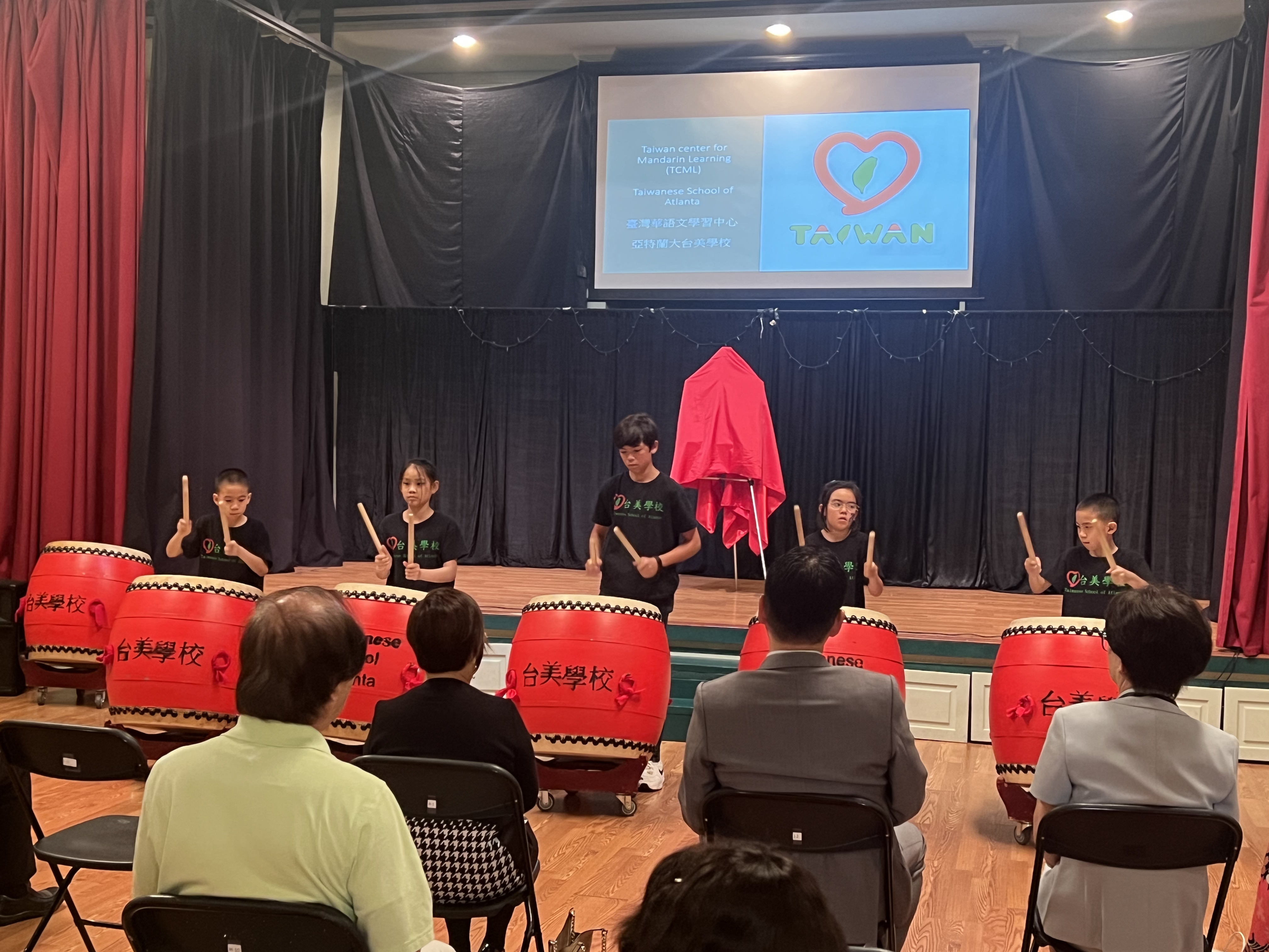 臺美學校鼓隊表演