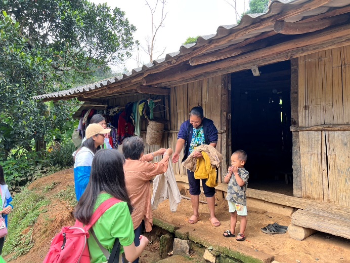 拜訪村落時，帶上物資發放給需要衣物的家庭，也從而得知許多生活困難家庭為泰國弱勢少數民族