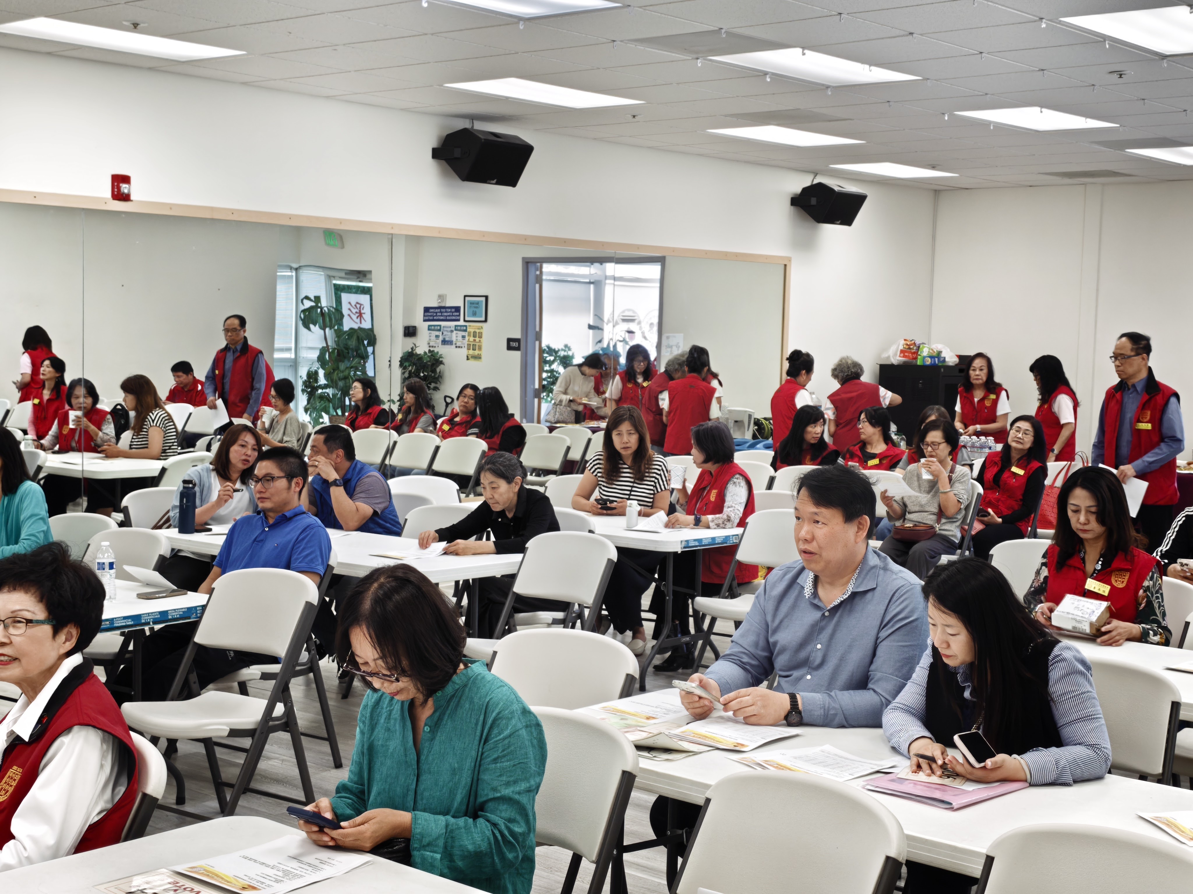 會員學校校長理事們聽取本會各組報告