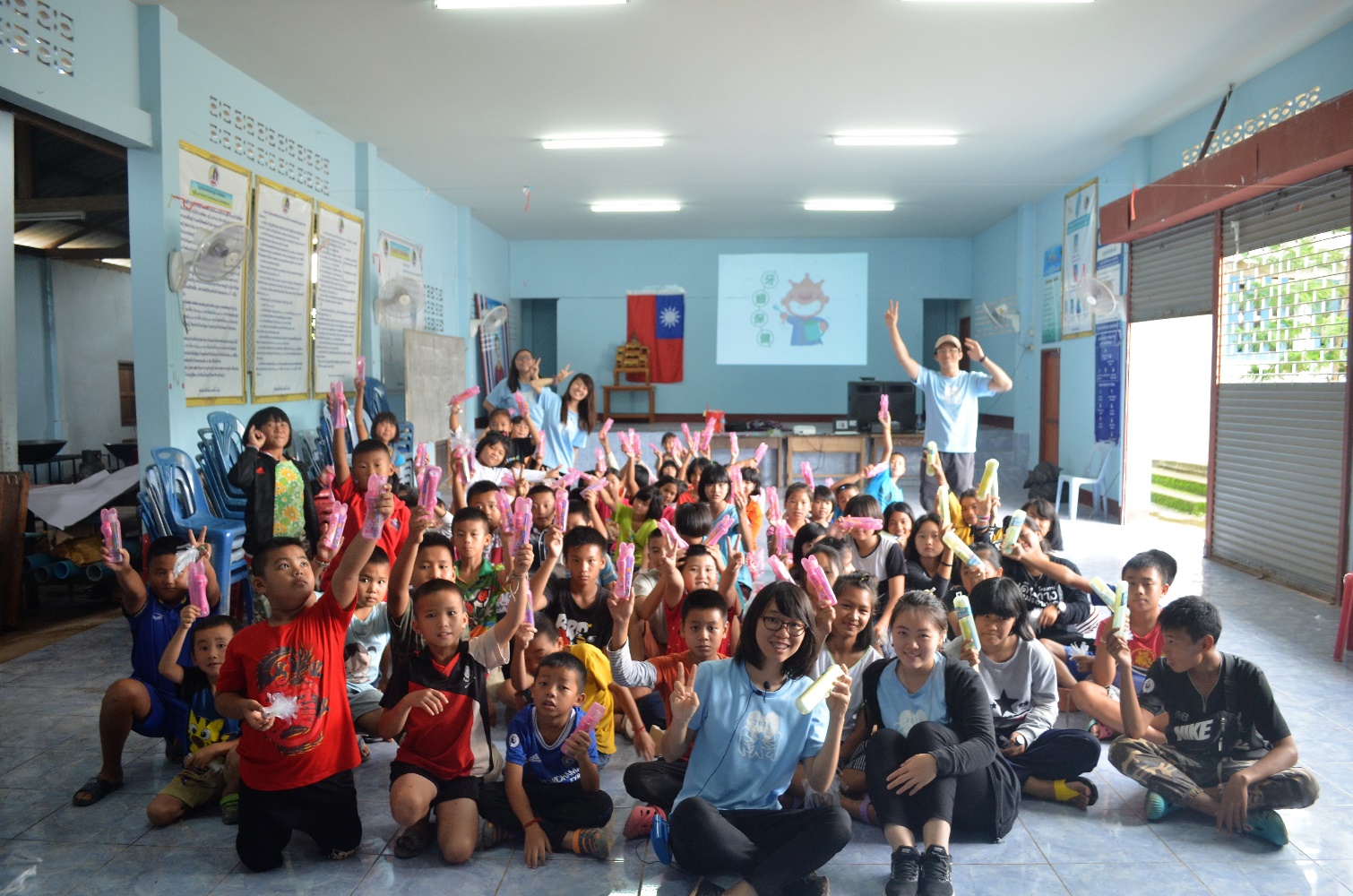 在幼兒園上課大合照