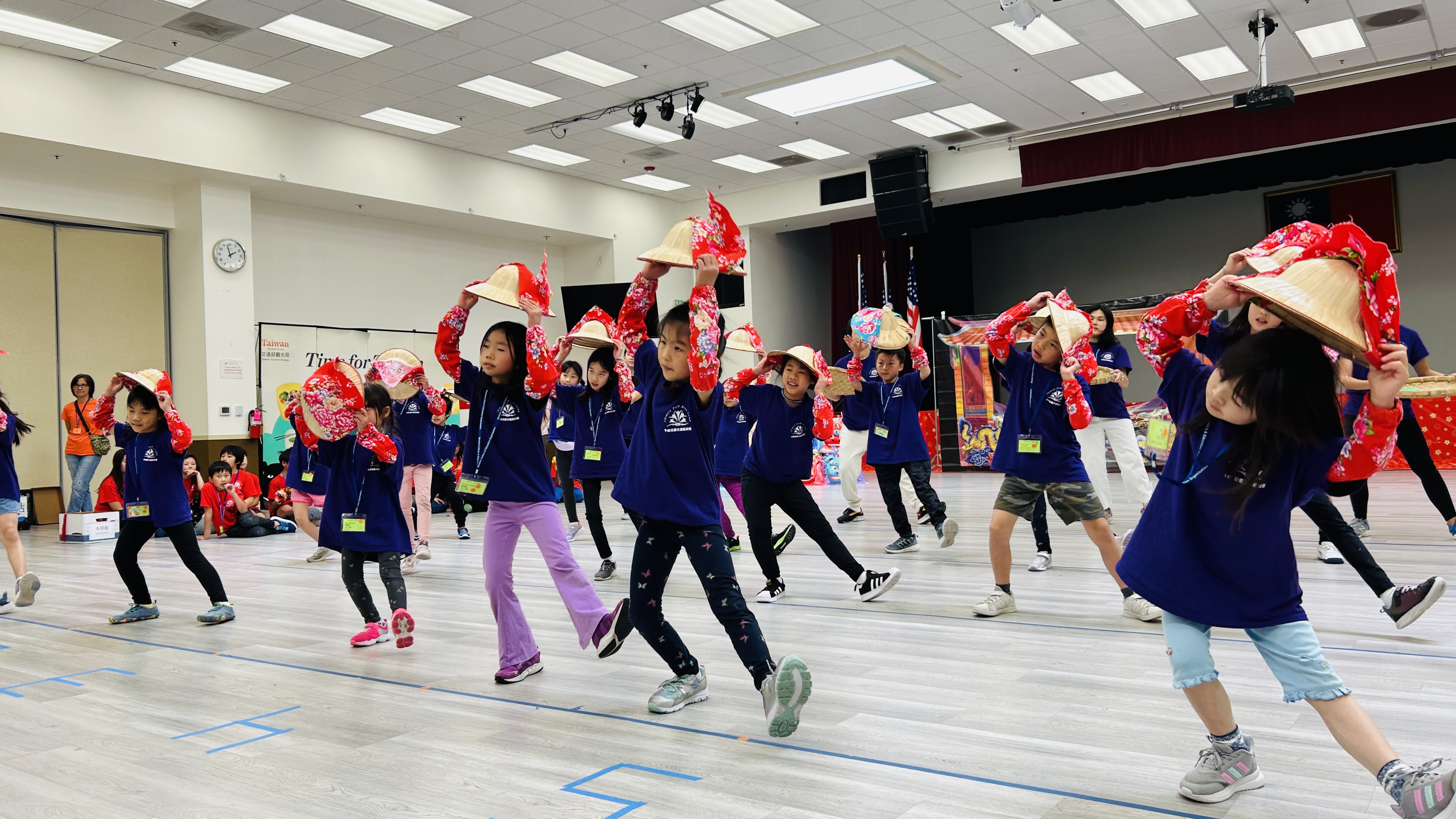 學員學習採茶舞，感受客家人對美好生活的嚮往。