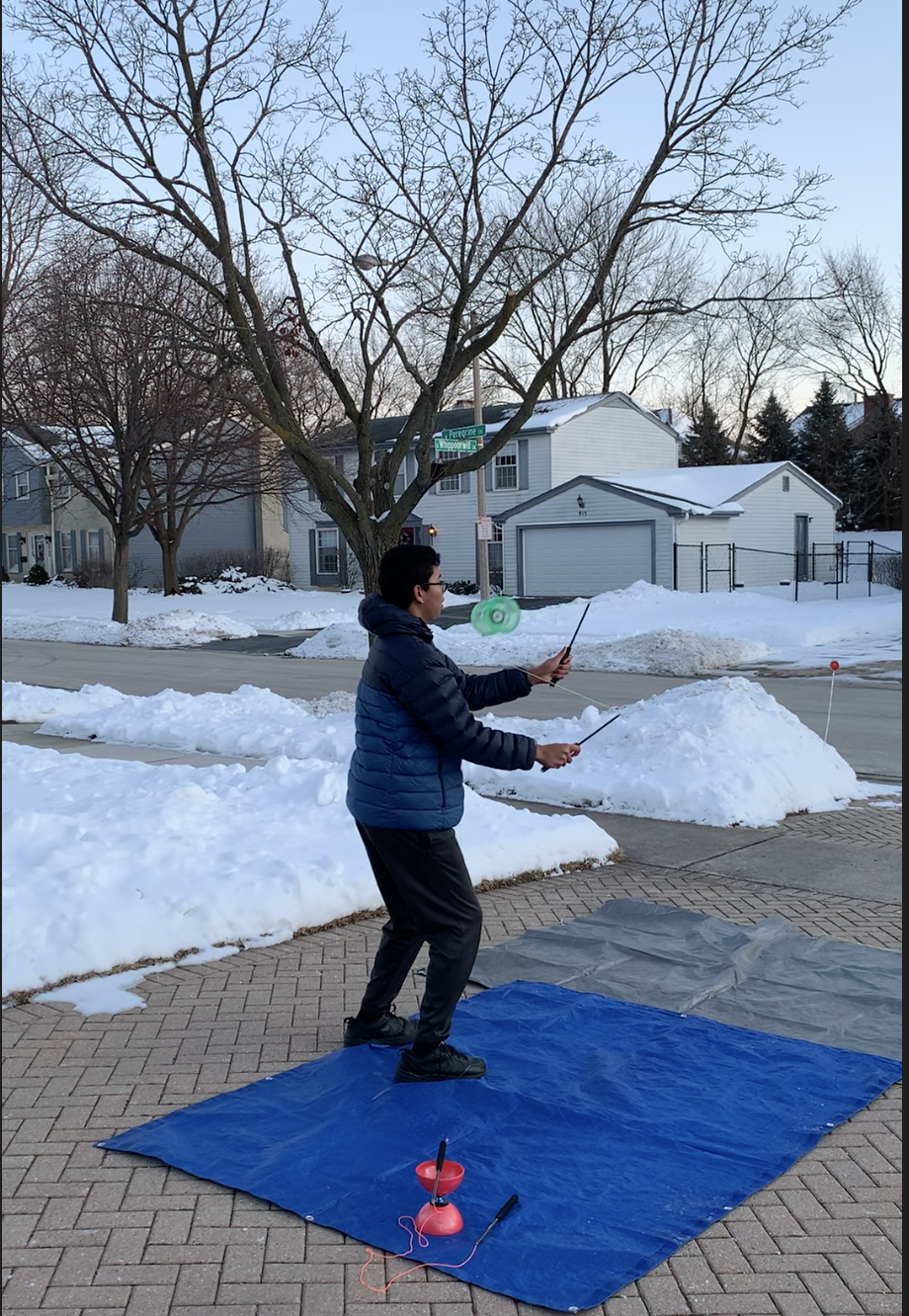 9年級學生表演扯鈴，就算天氣很冷，也不會影響宣揚民俗技藝的熱忱。