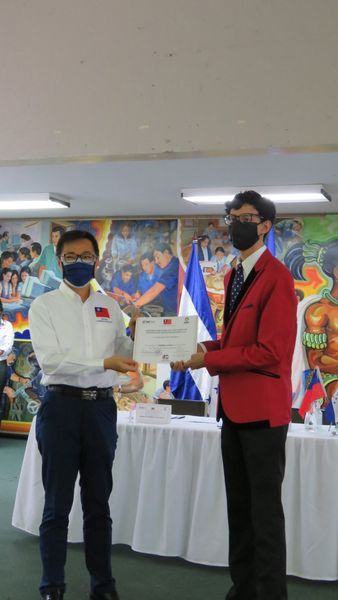 溫大使頒發獎狀給第一名得獎人Zammir Isaí Matute Santizo。