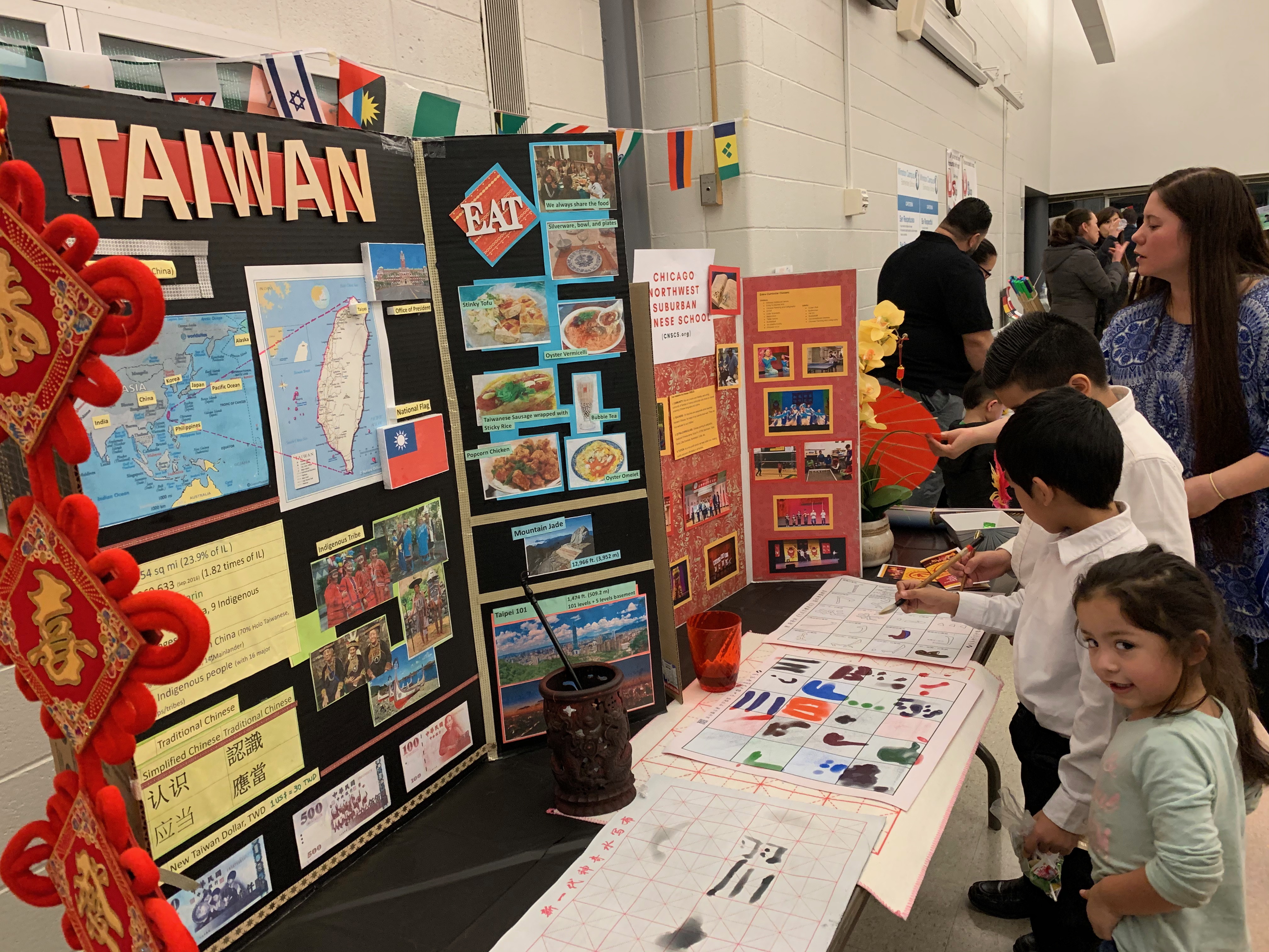 學生們躍躍欲試展示區的文化活動-用毛筆寫字