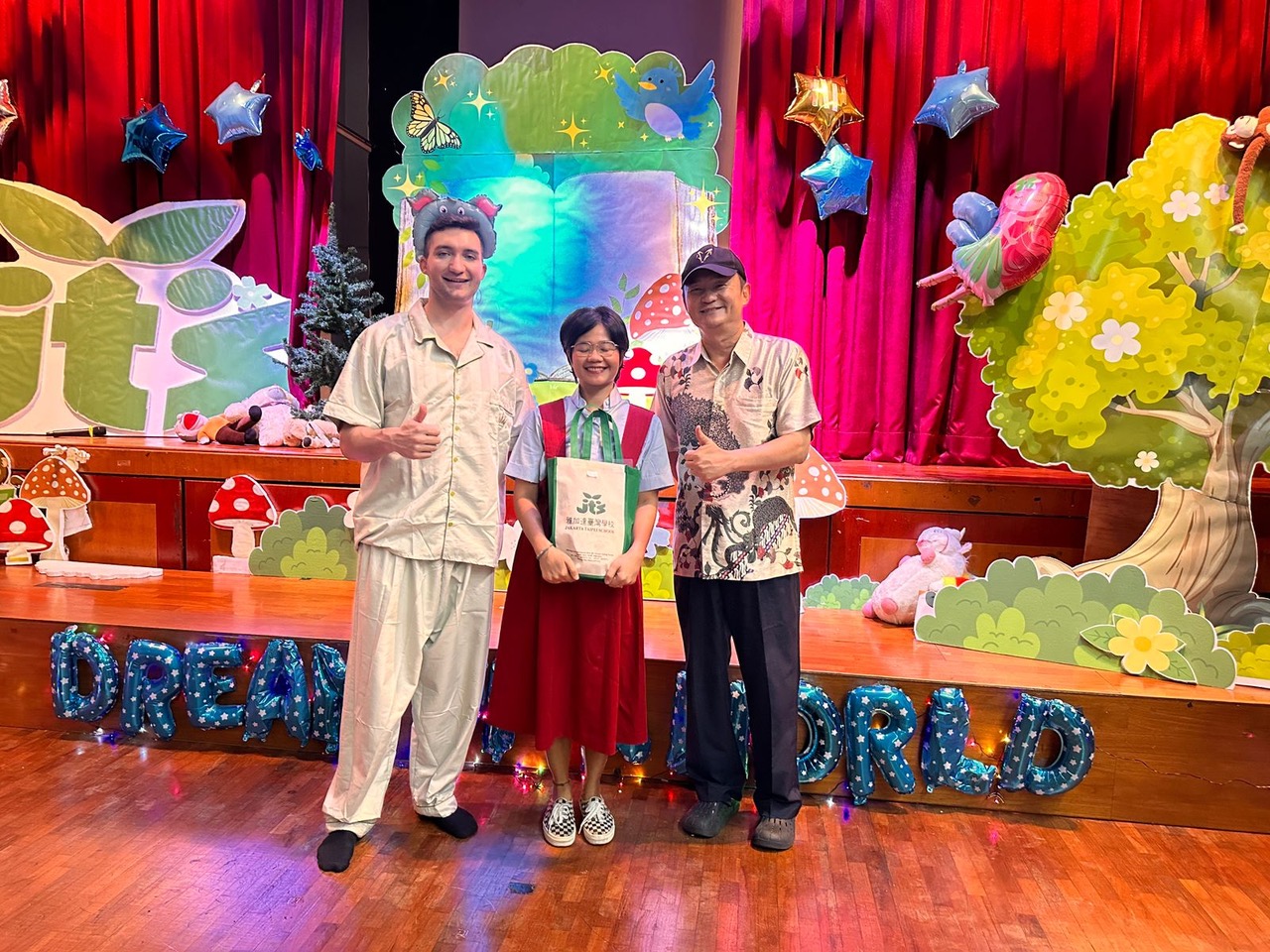 張晉福校長、主持人Mr. Will 與故事講師Kak Ully