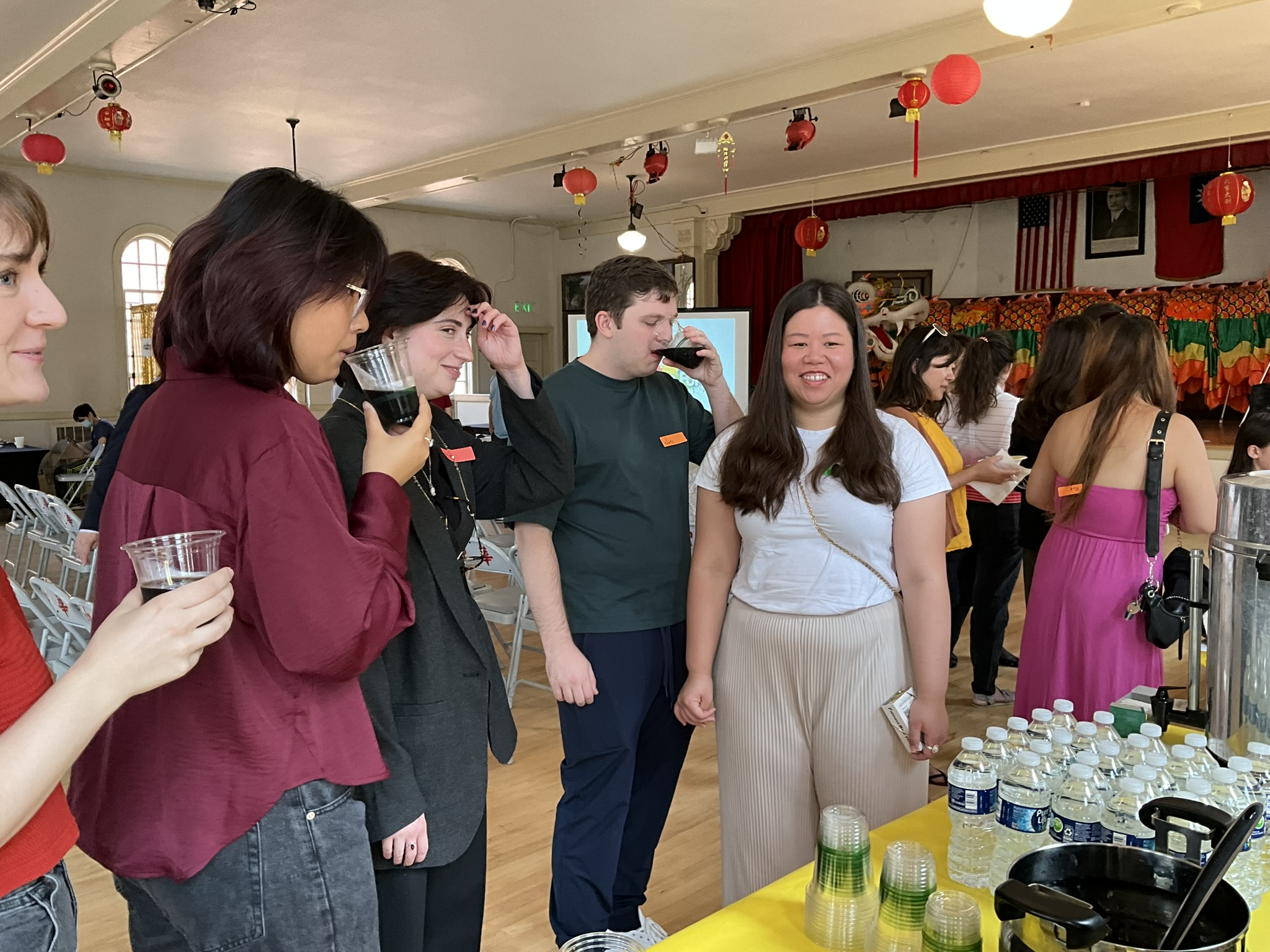 與會人員享用臺灣美食-滷肉飯、春卷、仙草蜜、麻糬、月餅⋯