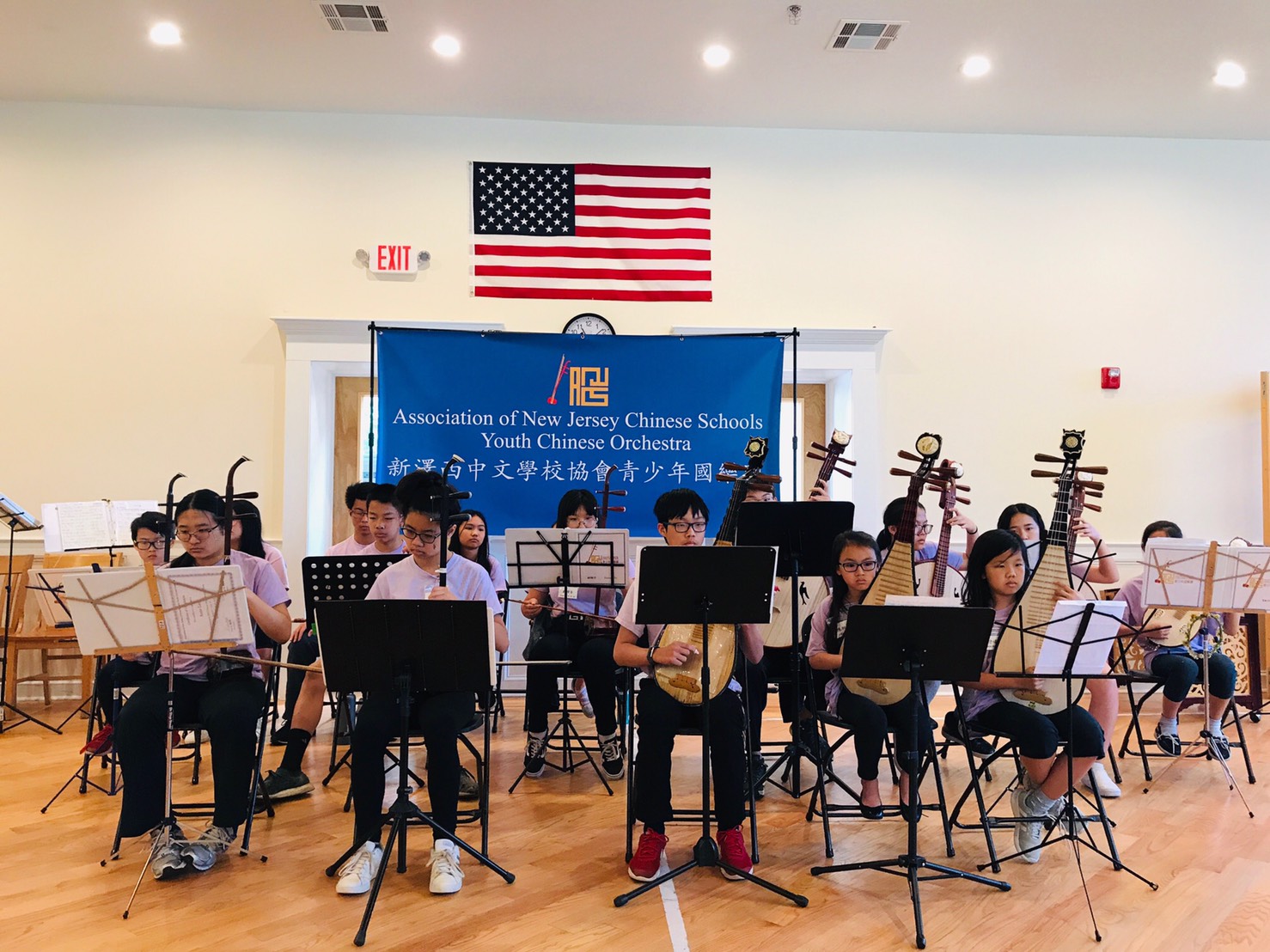 學員賣力演出，樂音悠揚。