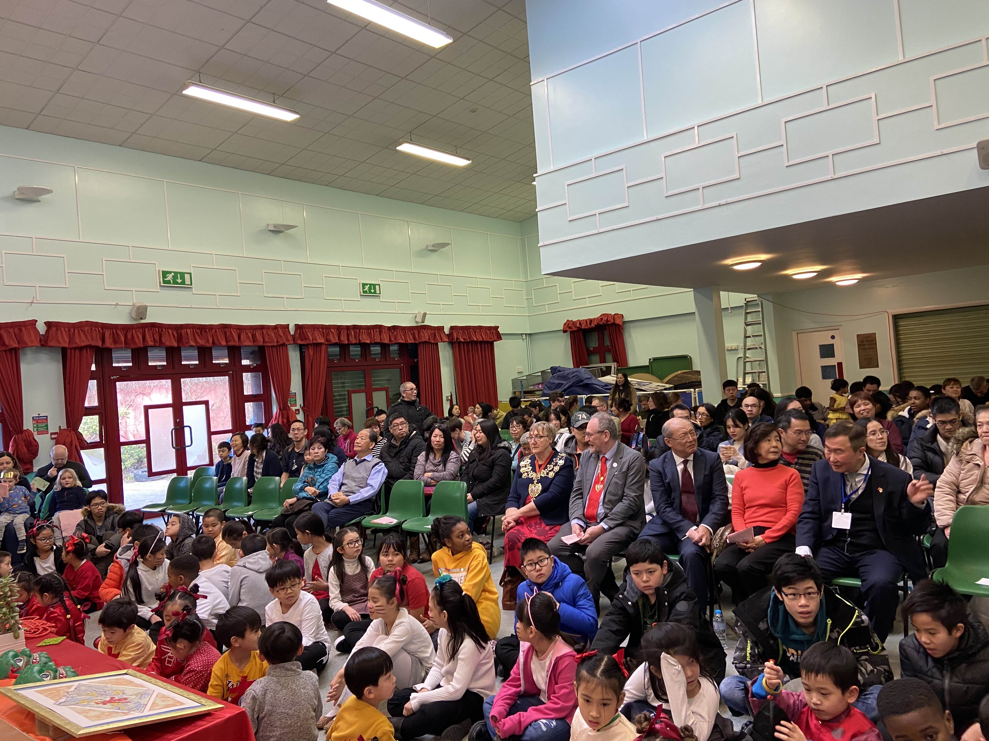 倫敦中華學校舉辦庚子年春節遊藝會，現場觀眾及中外嘉賓座無虛席。