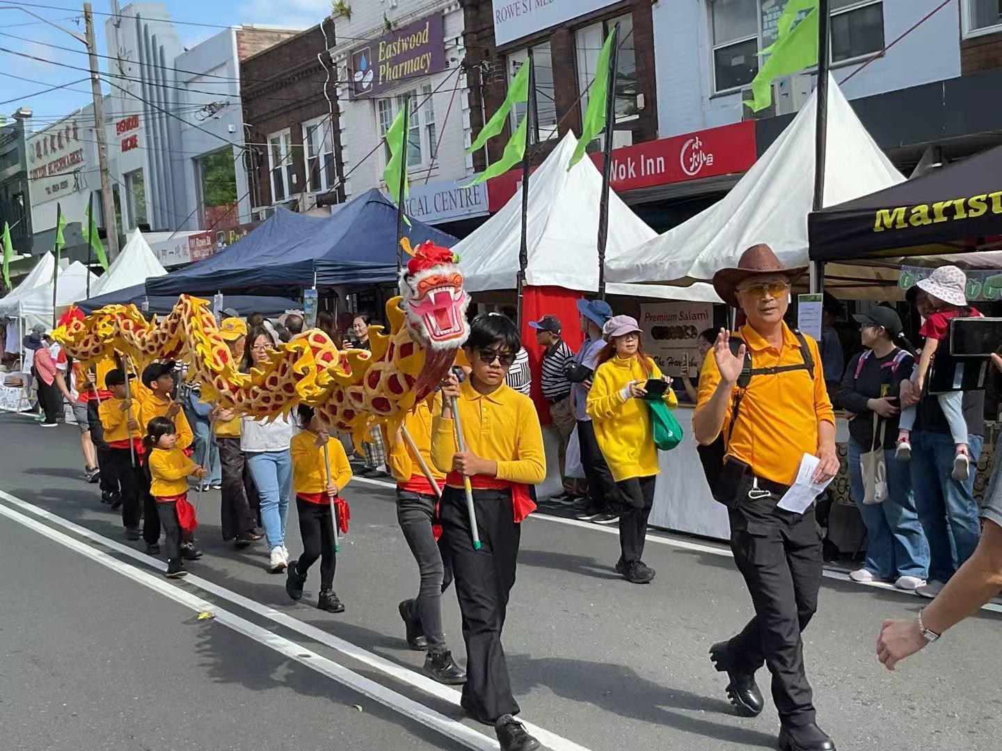 中華文化學校校長帶領舞龍隊穿越東林村大街