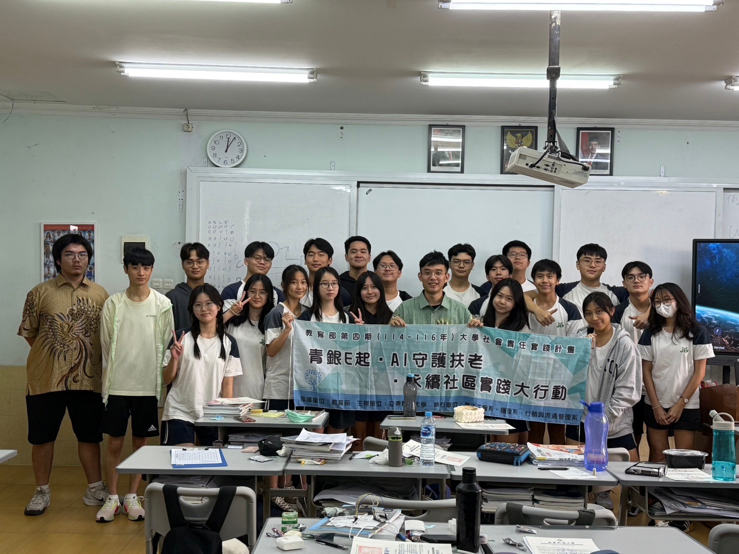 亞東團隊與G12合影