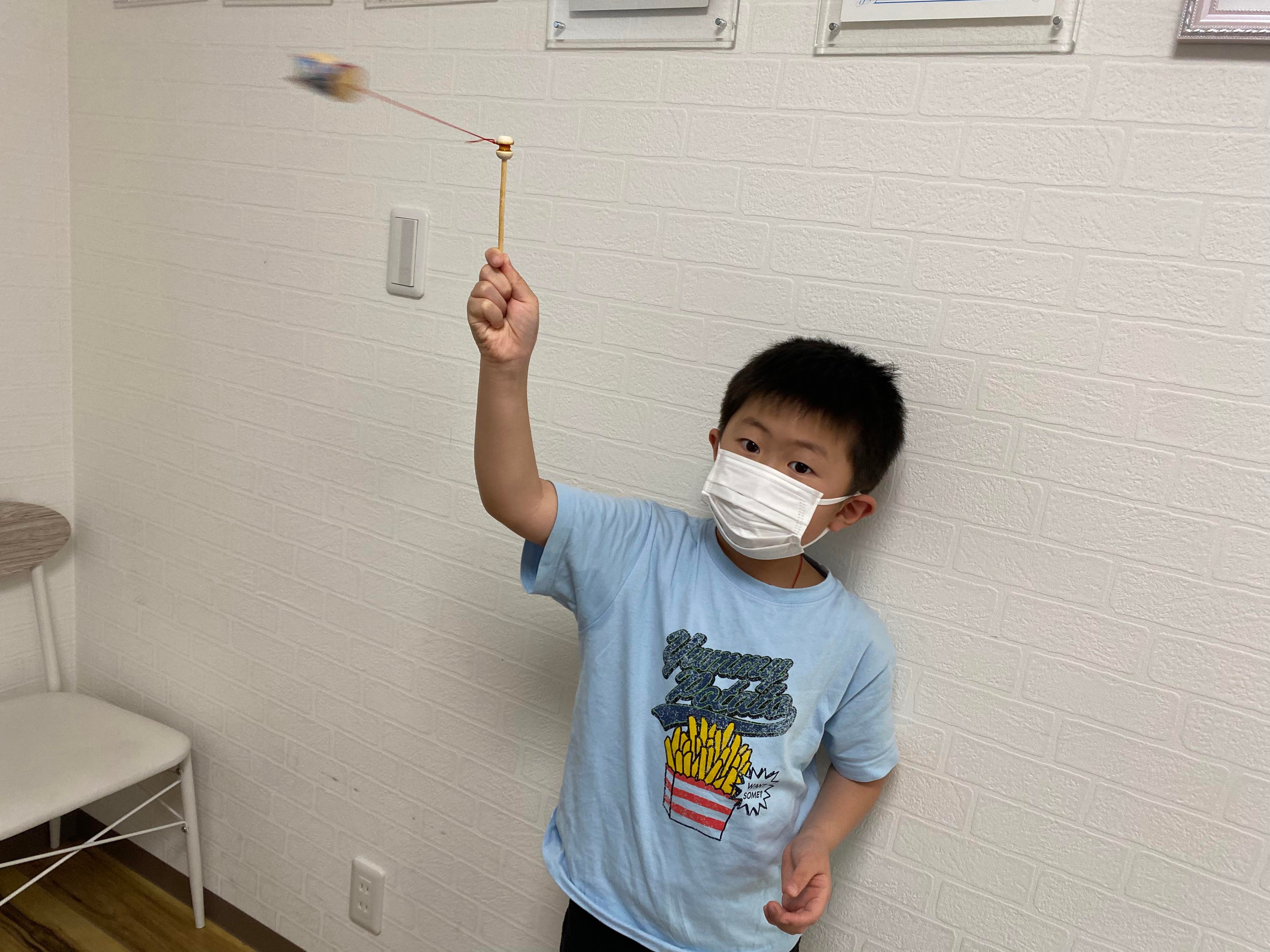 來參加的小朋友很開心地玩著自己做好的竹蟬童玩