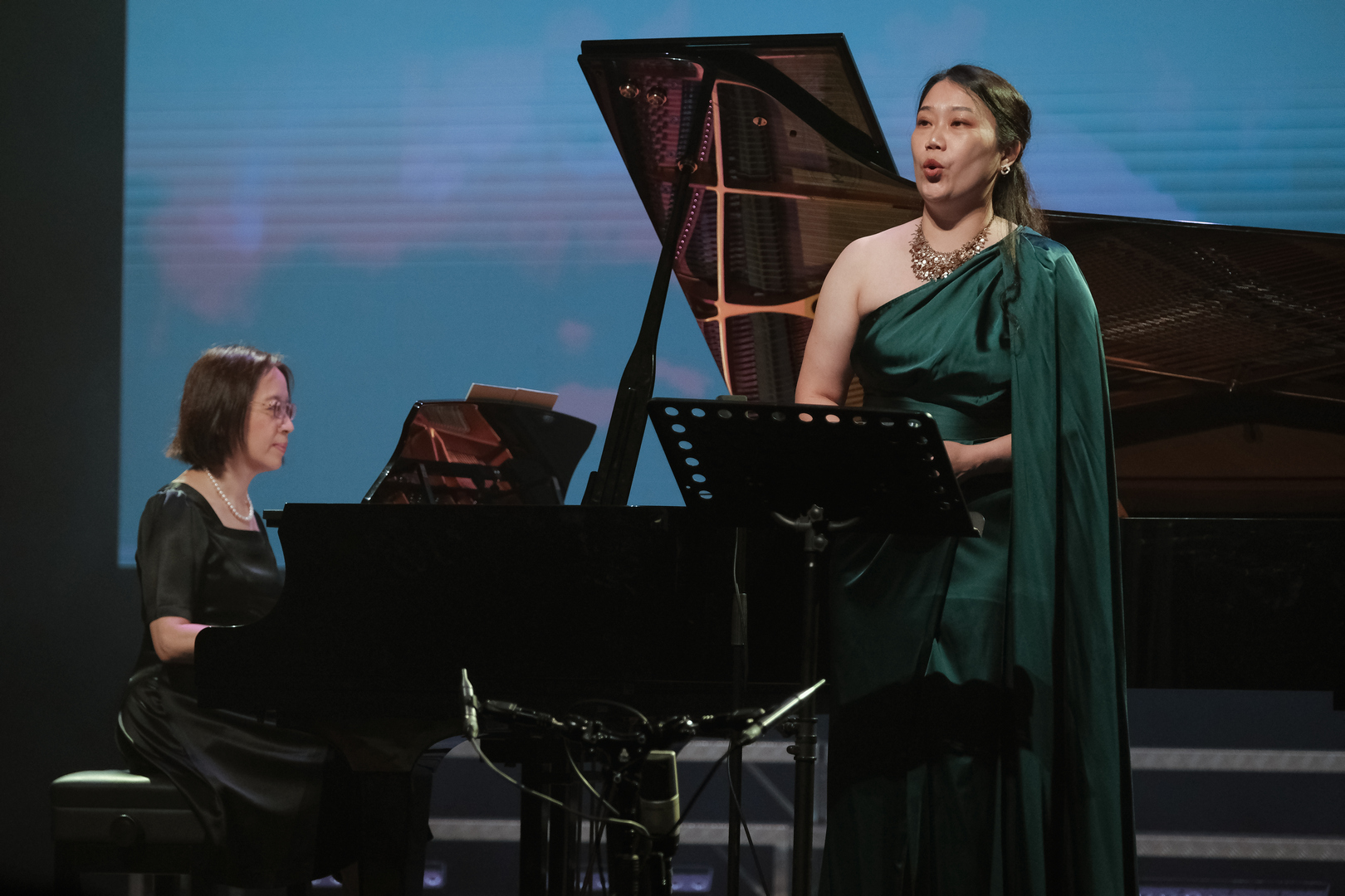 博特拉大學音樂系洪美楓系主任，與駐馬來西亞台北經濟文化辦事處的葉非比大使，兩人呈現了經典歌曲《白茶花》、《Ibu》和《Tosca》聲樂演出