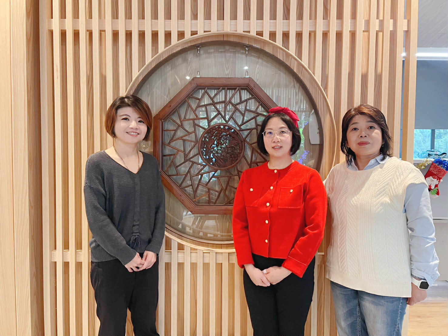 與華語中心吳主任合照