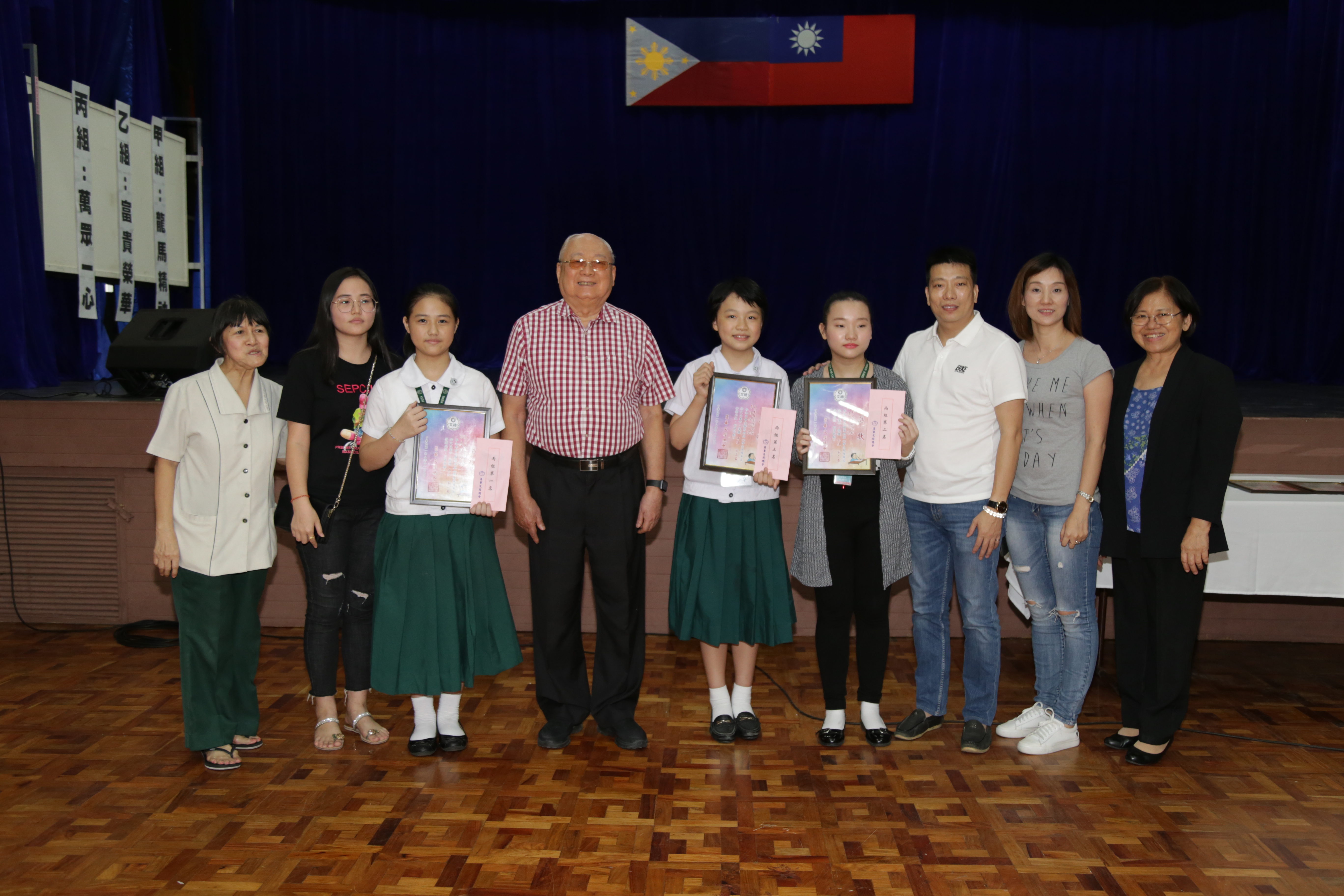 本會蔡秘書長錦郎﹝左四﹞、文總教師聯誼會陳會長錦芬﹝右一﹞、李副會長如好與天主教崇德學校獲獎之學生及指導老師合影留念。