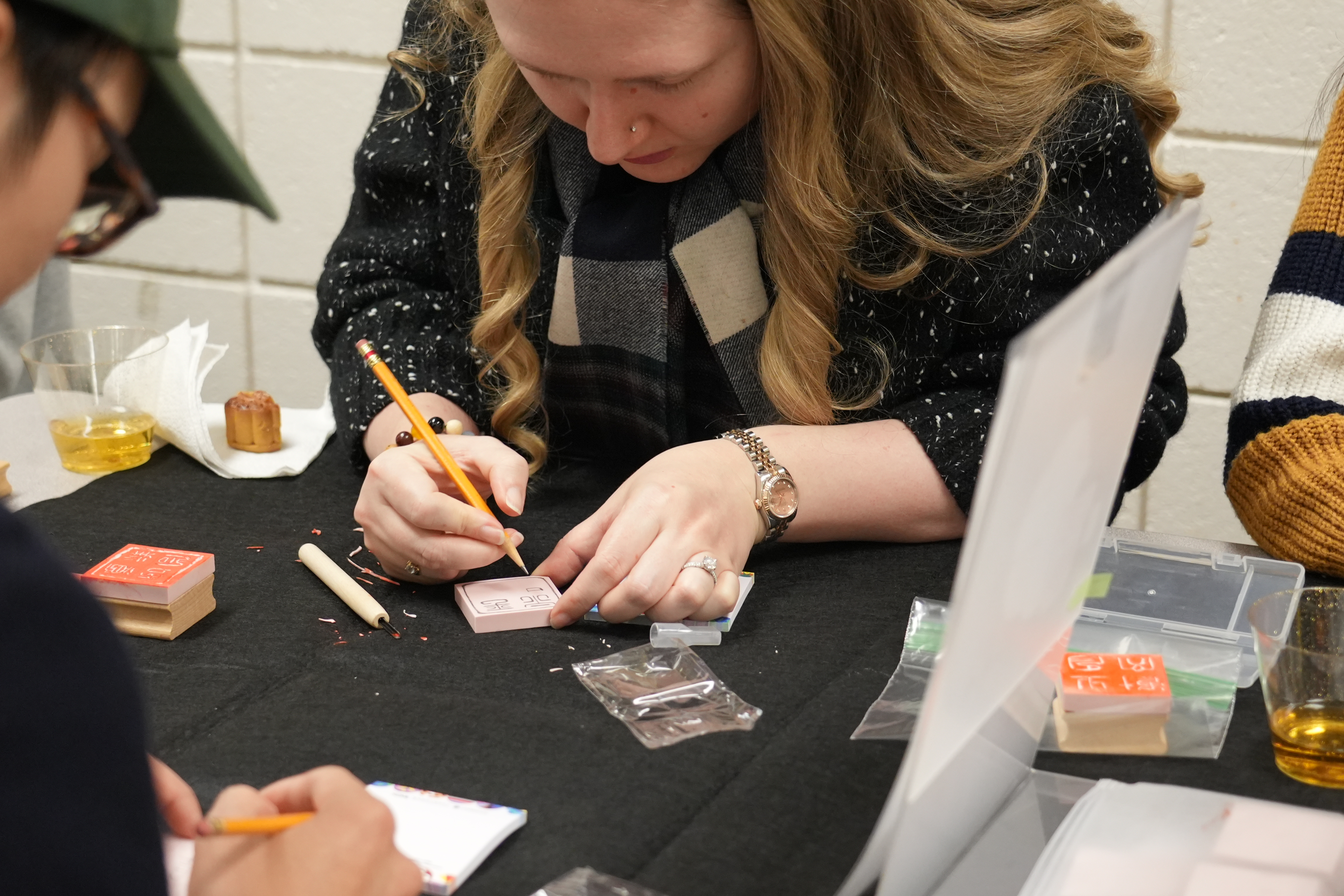 學生親手製作四字吉祥語，並製作成印章