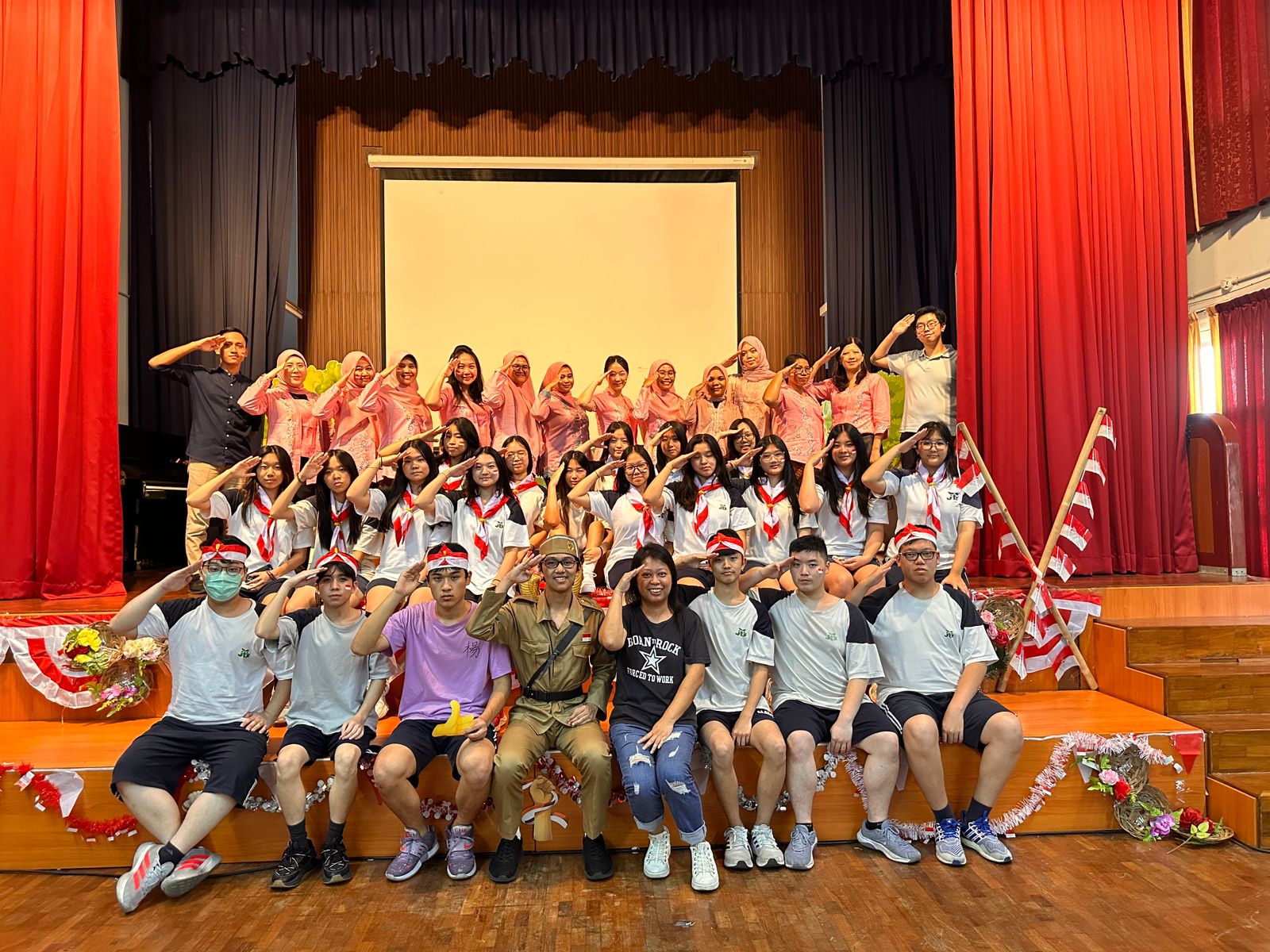 語文部教師與G11學生會工作人員全體合照