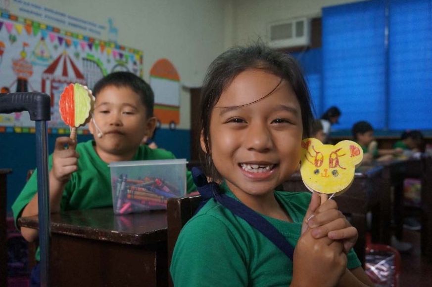學生們拿著文化課程中習得的波浪股笑得開懷