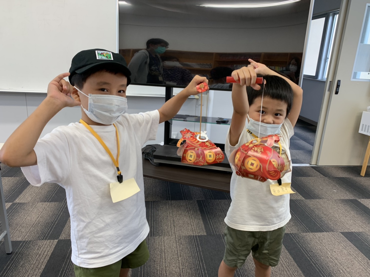 孩童展示僑委會之牛年紙燈籠。