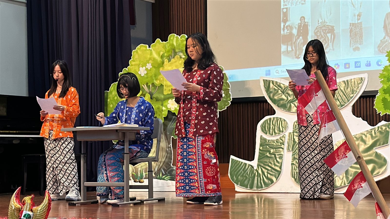 照片三 九年級同學歷史戲劇朗誦