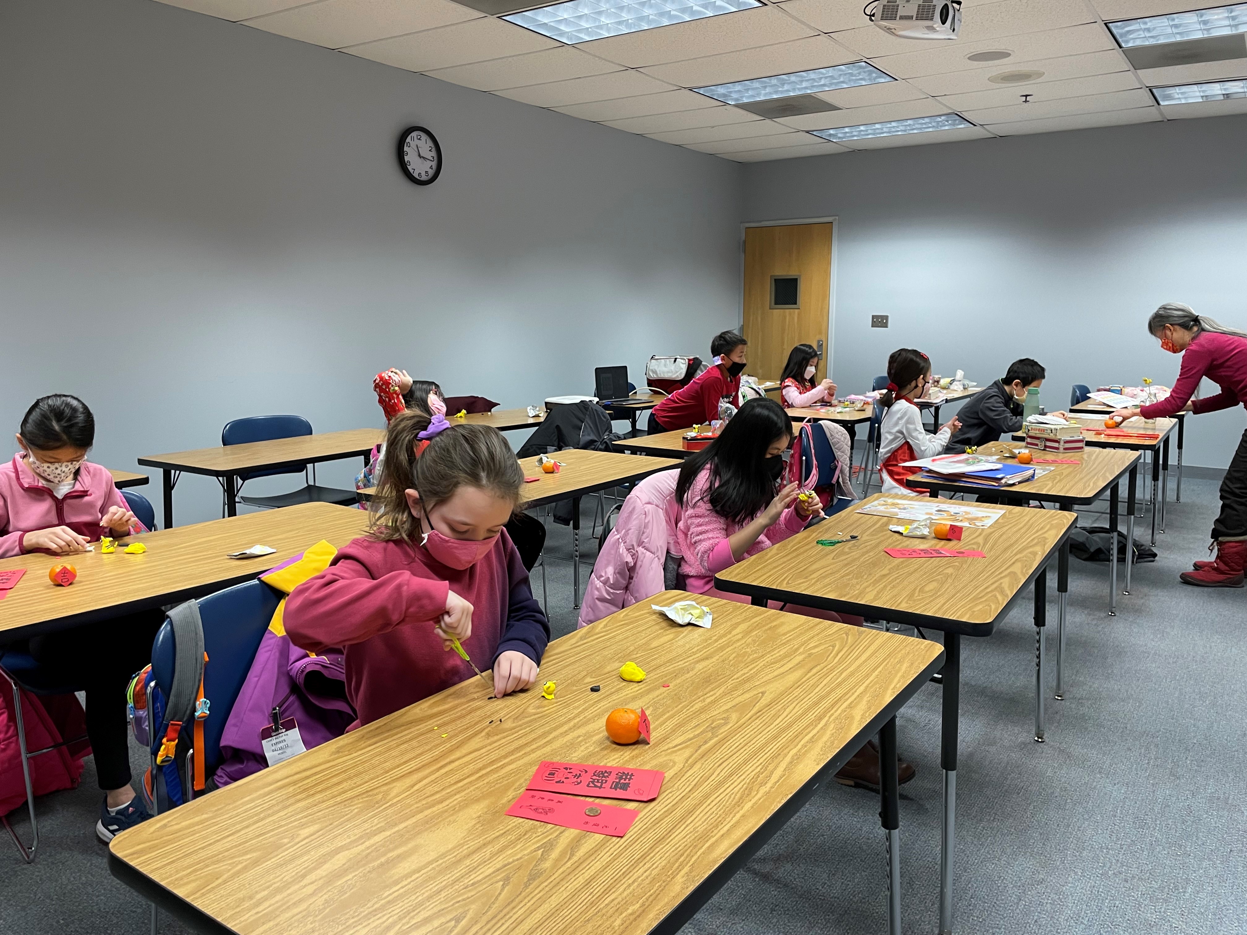 三年級師生小老虎捏麵人