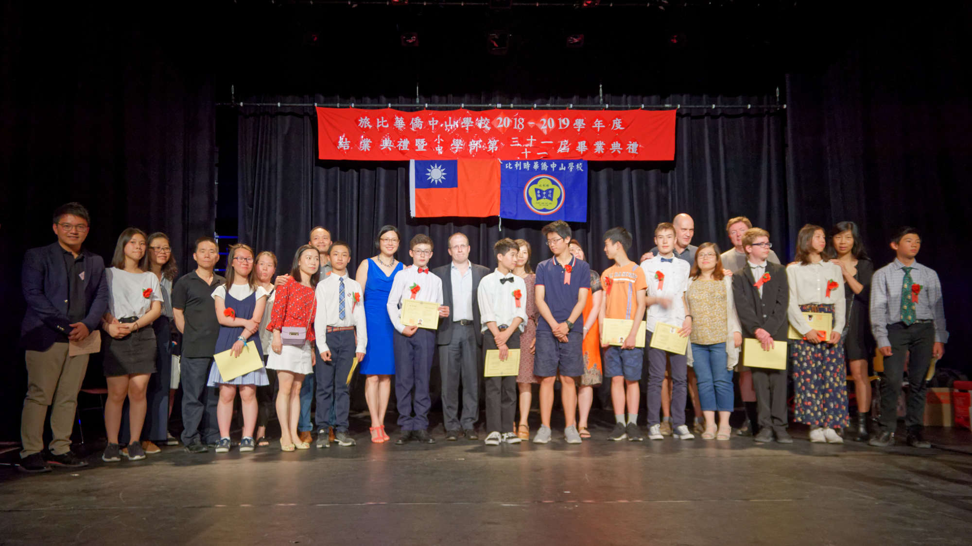 小學畢業生與家長合影