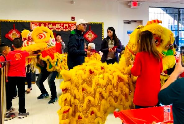 陳家彥和夫人黃惠榆將紅包塞入舞獅口中，寓意萬事大吉。（記者盧淑君／攝影）