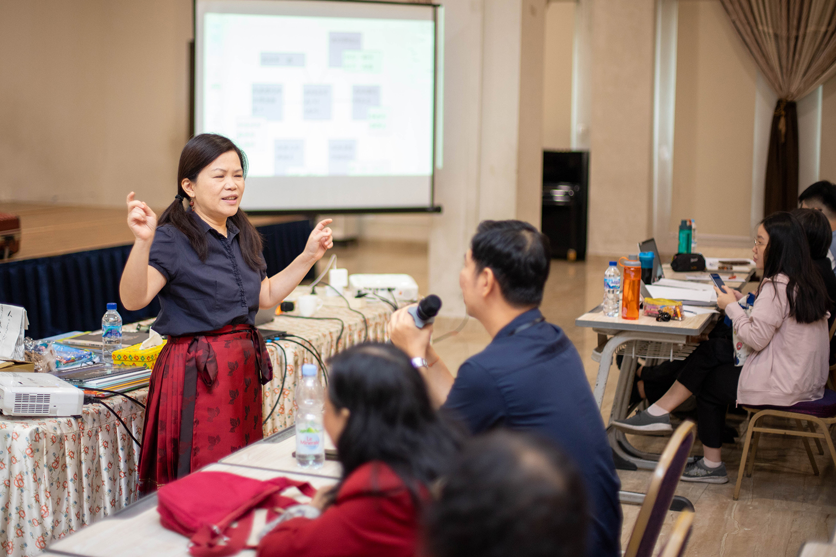 洪老師在回答學生的問題