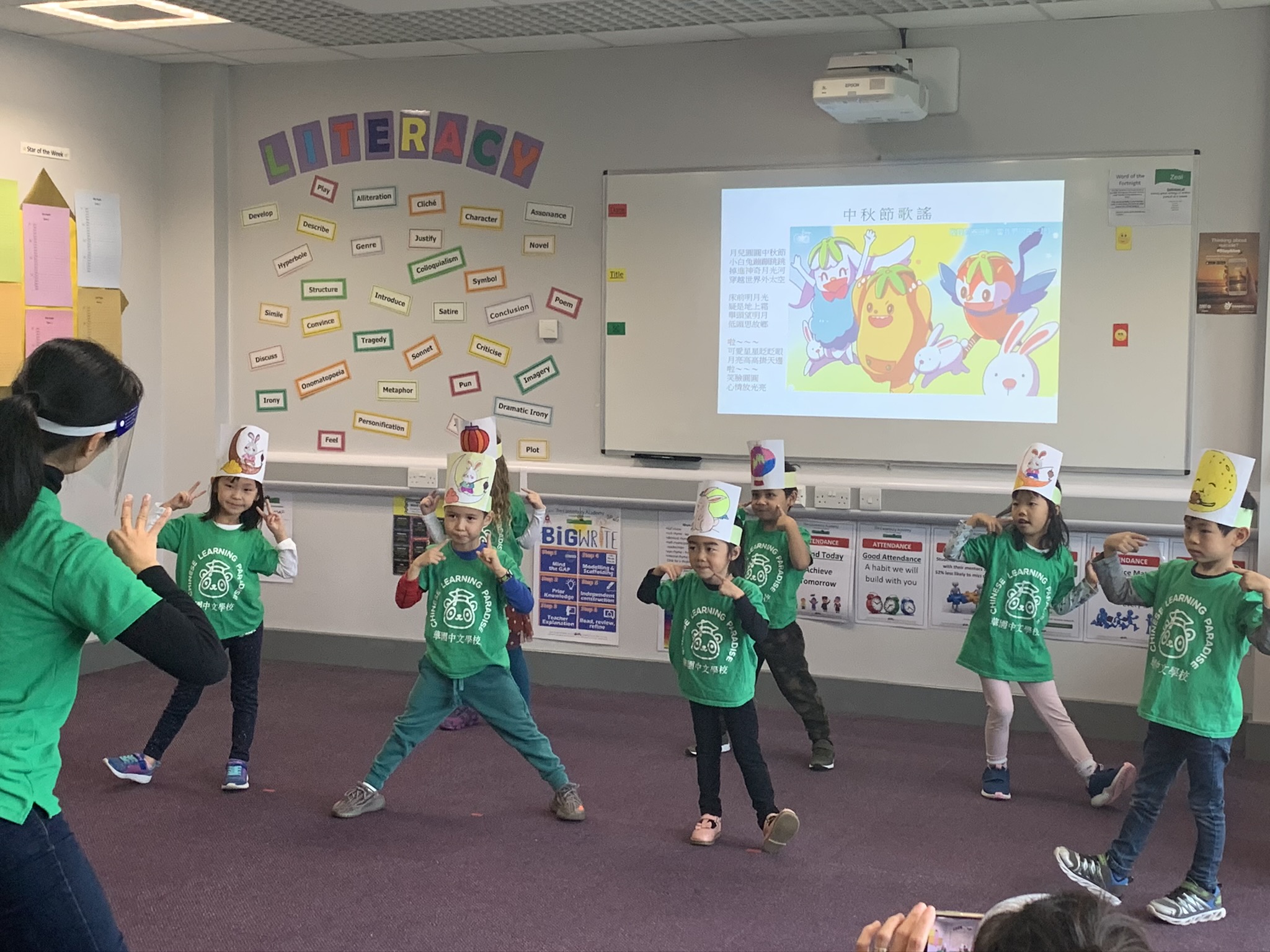 小班的「靜夜思」舞蹈唱跳表演。