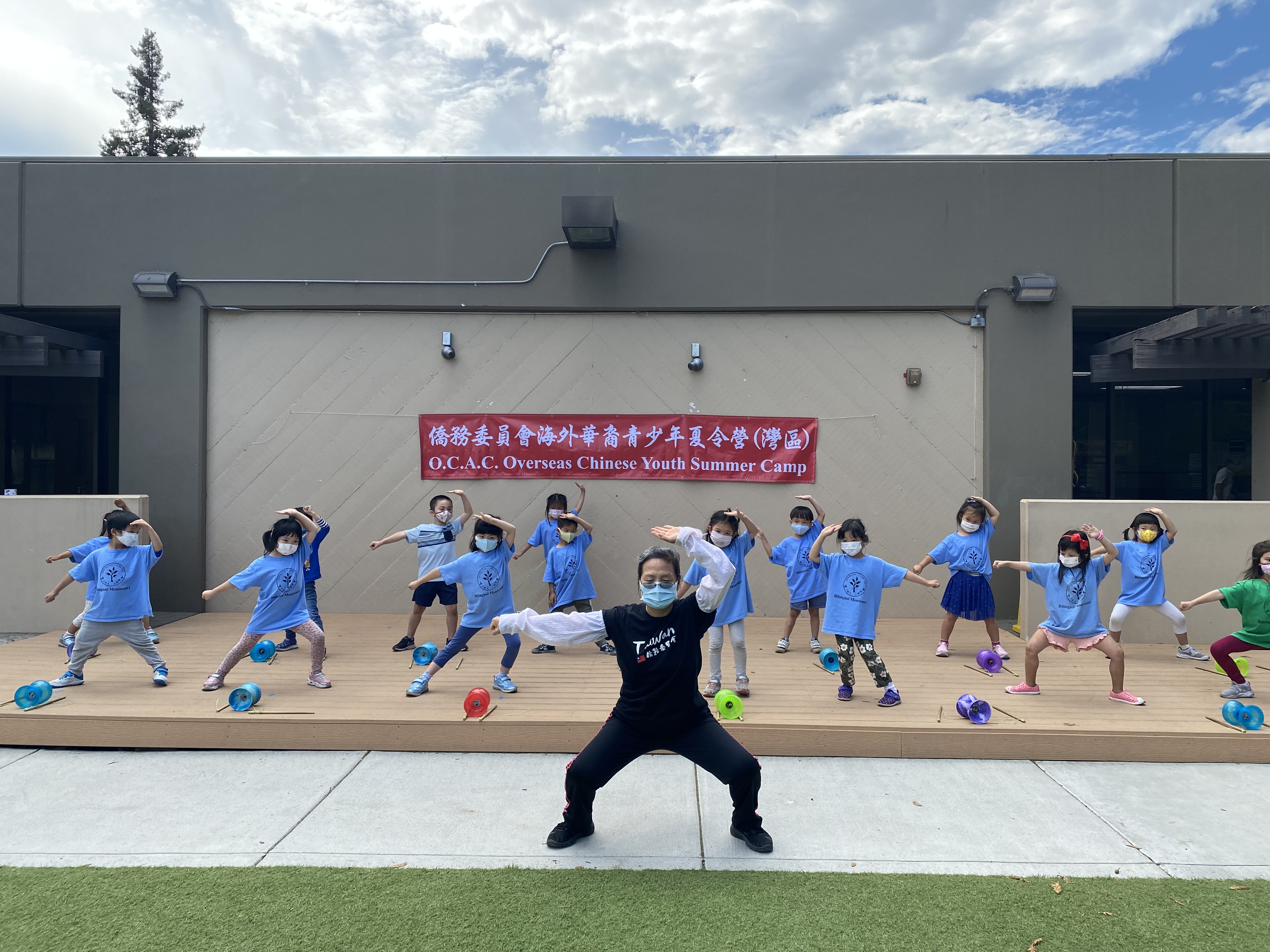 陳麗玲（前）帶領學生扯鈴表演