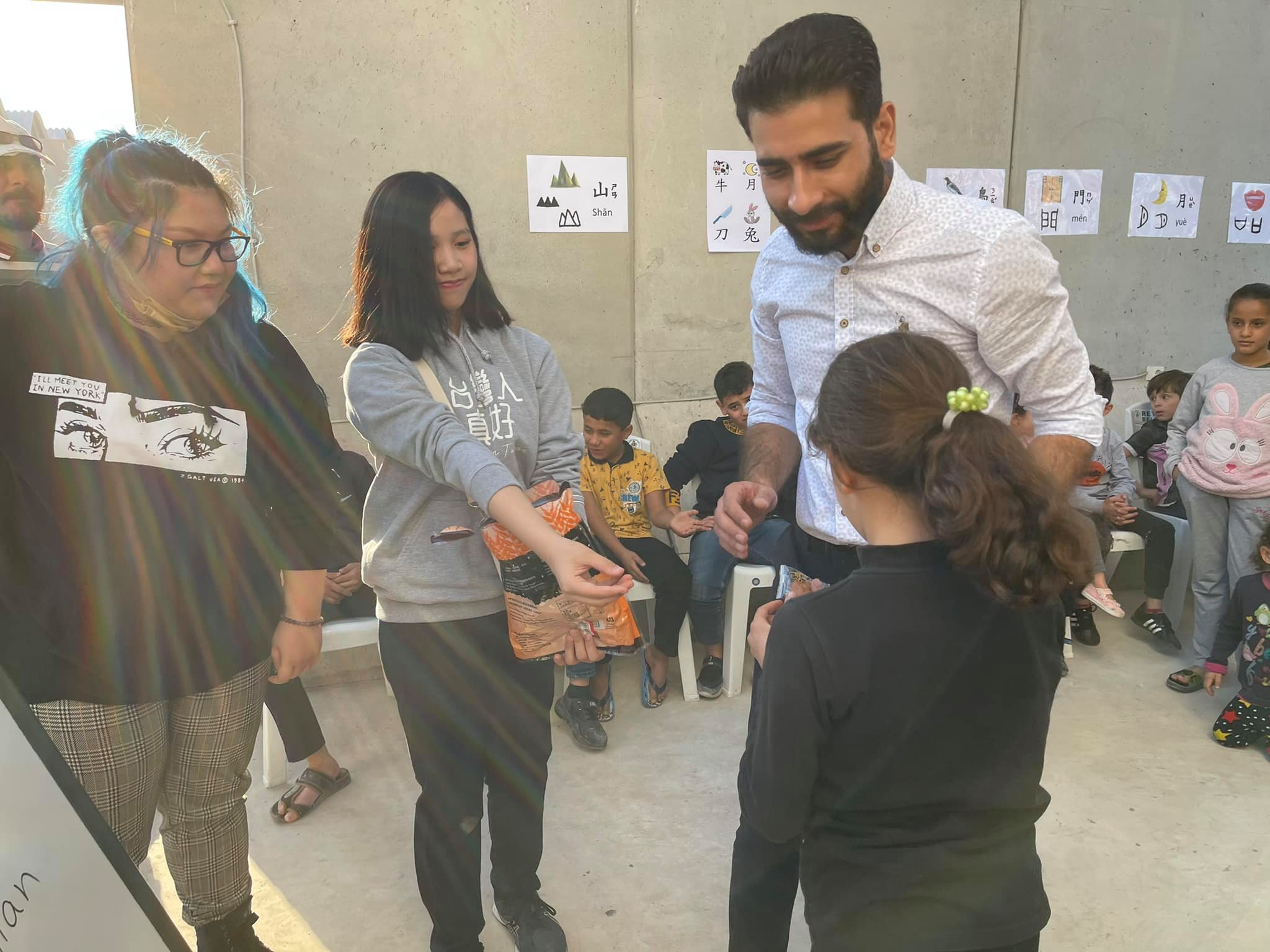 助教GEMMA與小朋友互動有獎問答分送來自台灣小禮物