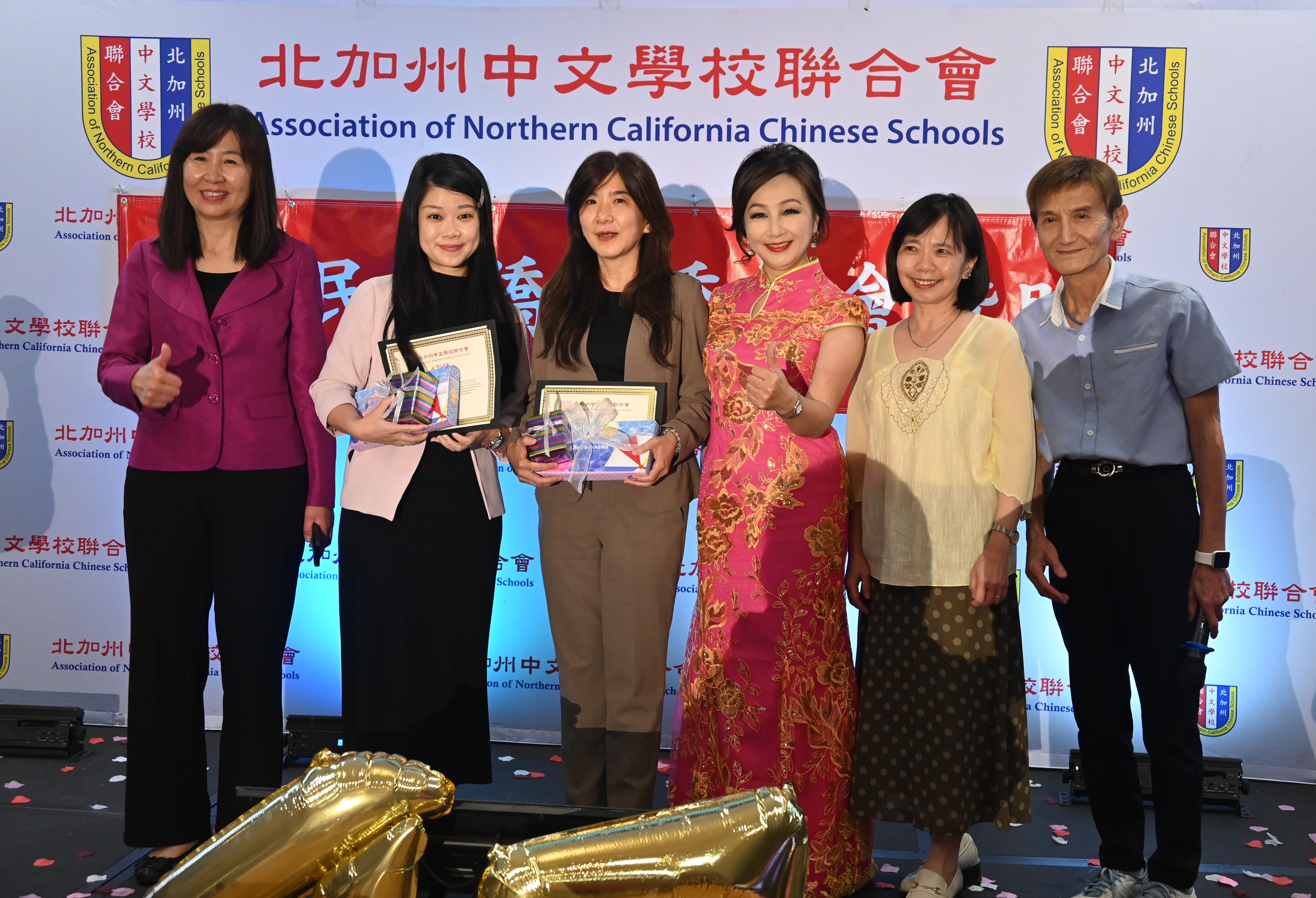 頒發感謝狀給〈暑期教師營〉遠從臺灣來的楊曉菁講師與游靜宜講師