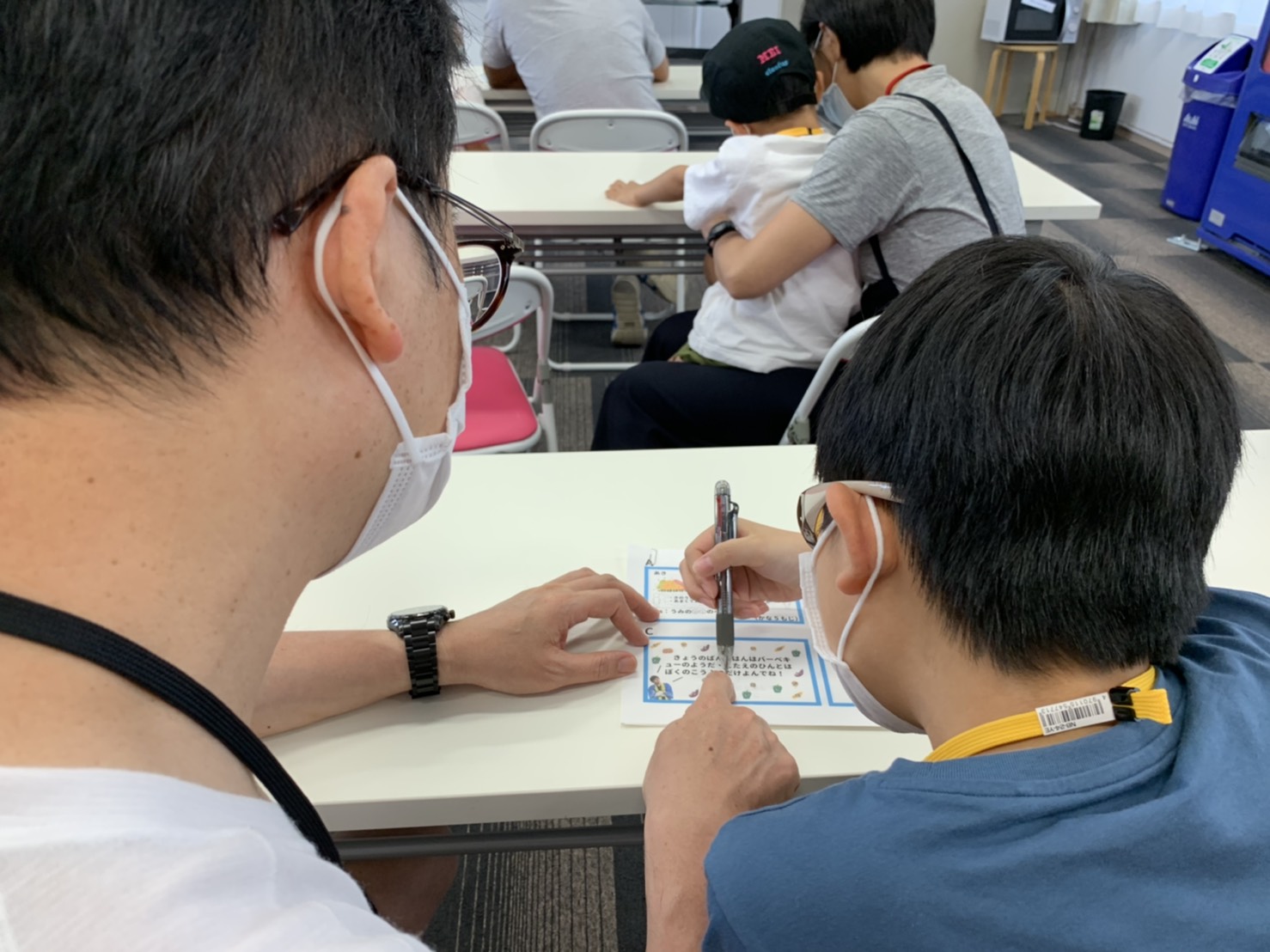 家長與孩童體驗解謎樂趣。