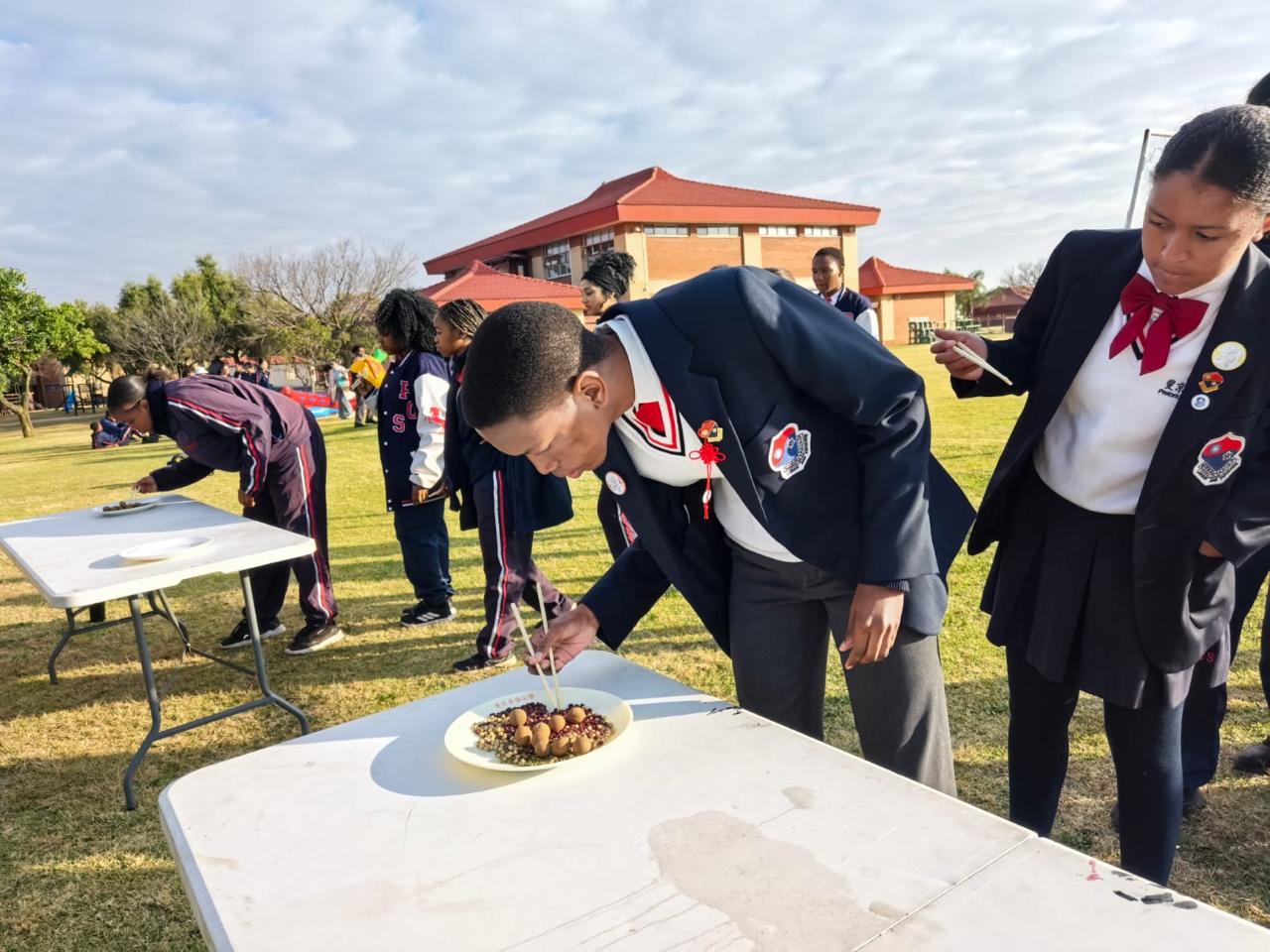 高中學生筷子夾豆子比賽