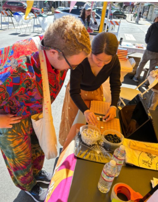 學員們介紹圍棋的規則，並且結合中華文化，讓大眾認識圍棋的歷史與精神。