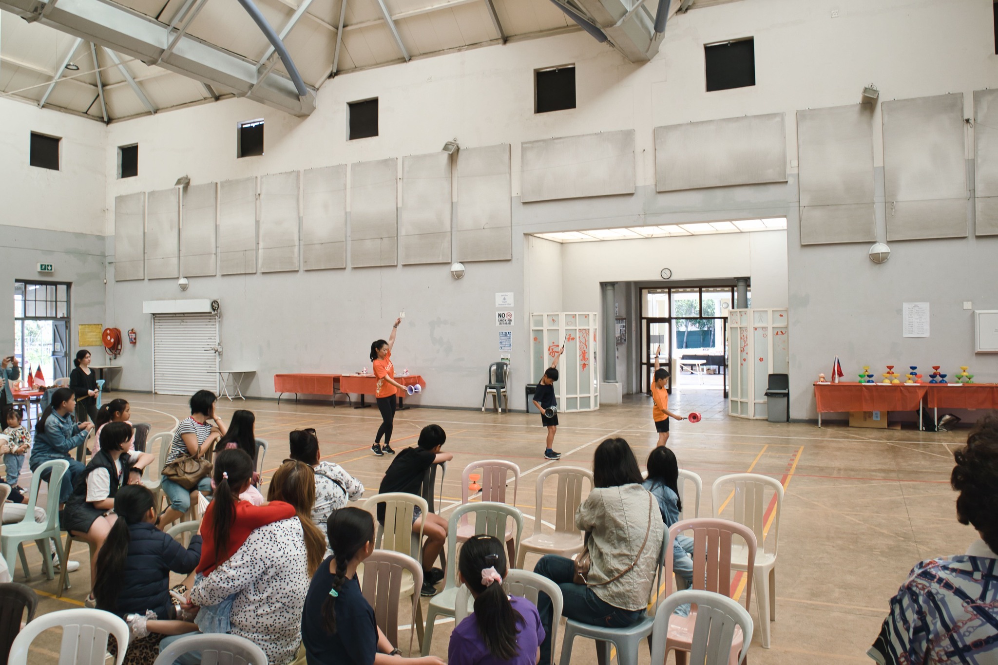 黃芳莉(左)帶領邱寶陞及邱寶鋮雙胞胎兄弟檔表演扯鈴