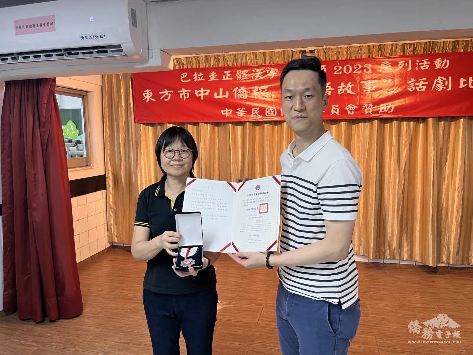 郝溪音老師從事僑教二十年，獲頒僑委會海外僑民學校優良教師證書與獎章